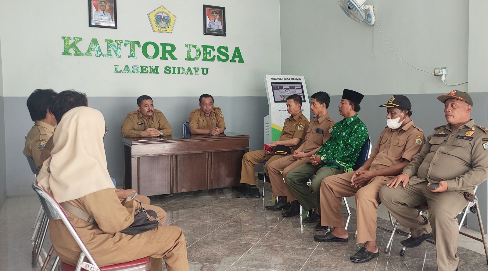 TERUS DITINGKATKAN: Kepala DPMD Gresik Abu Hasan saat melakukan pembinaan di Desa Lasem, Sidayu beberapa waktu lalu.
