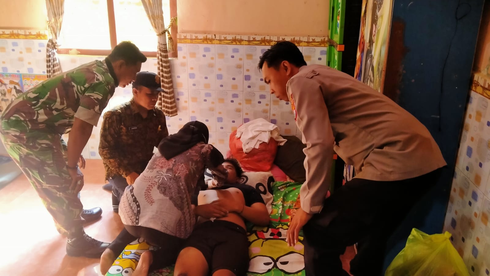 Foto : Istimewa/Radar Gresik DI EVAKUASI : Anggota Polsek Sangkapura dibantu tim medis dan anggota Babinsa Koramil Sangkapuea saat melakukan mengevakuasi korban Sualaiman.