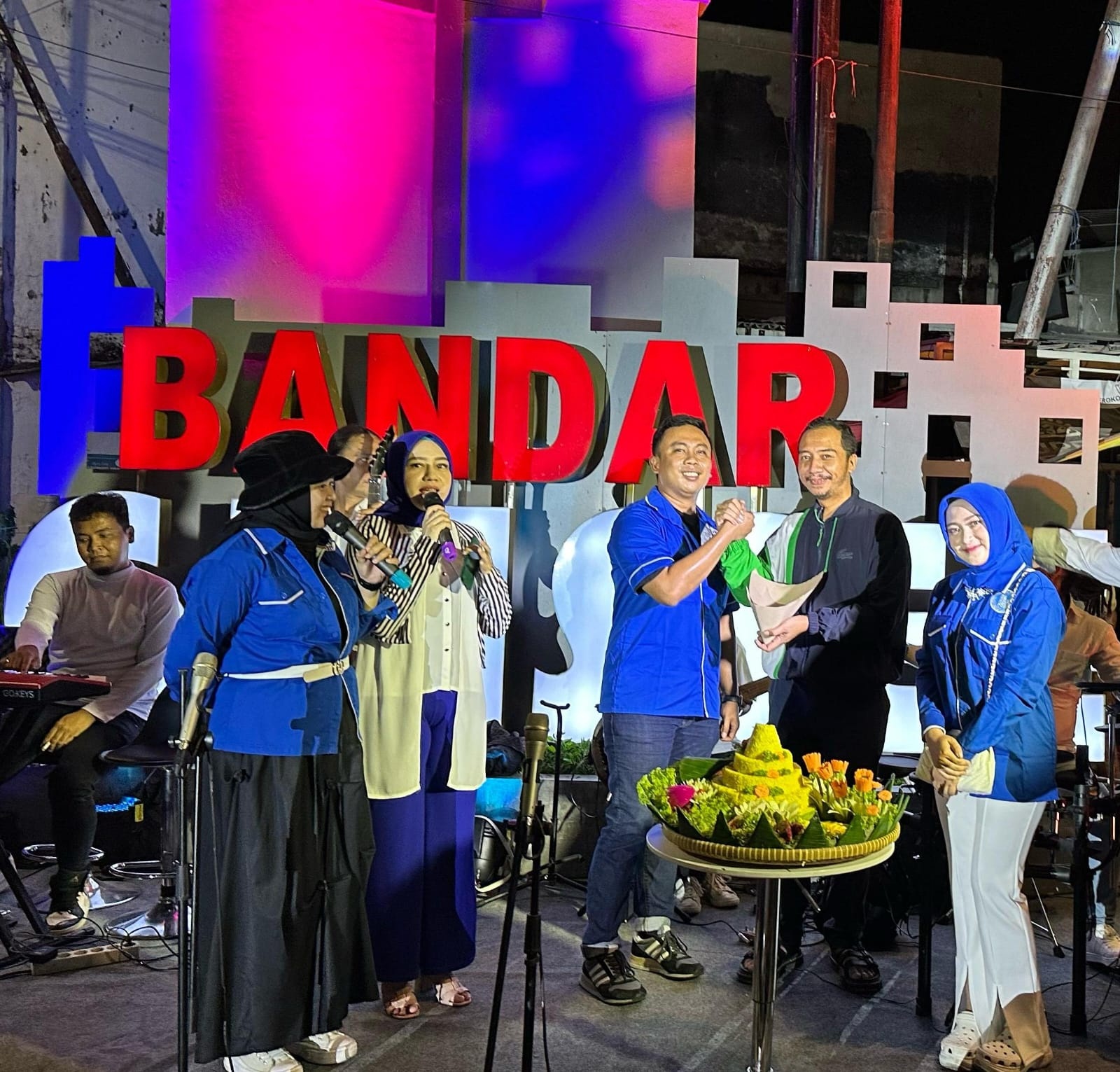 SEMARAK HEKRAFNAS : Ketua Gekrafs Gresik, Rizal Rinaldi (kiri) didamping jajaran pengurus memberikan potongan tumpeng kepada Ketua Hipmi Gresik, Dimas Setyo Wicaksono dalam peringatan Hekrafnas.