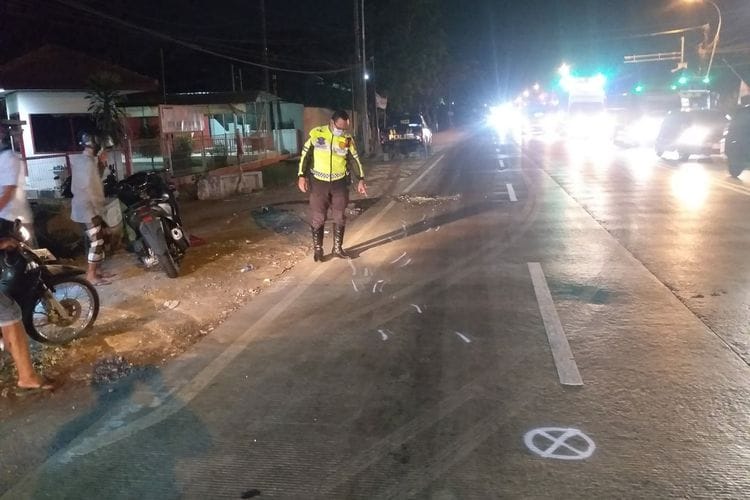 LAKA LANTAS:  Dua sepeda motor terlibat adu banteng terjadi di Jalur Pantura, Jalan Raya Desa Samirplapan, Kecamatan Duduksampeyan, Gresik
