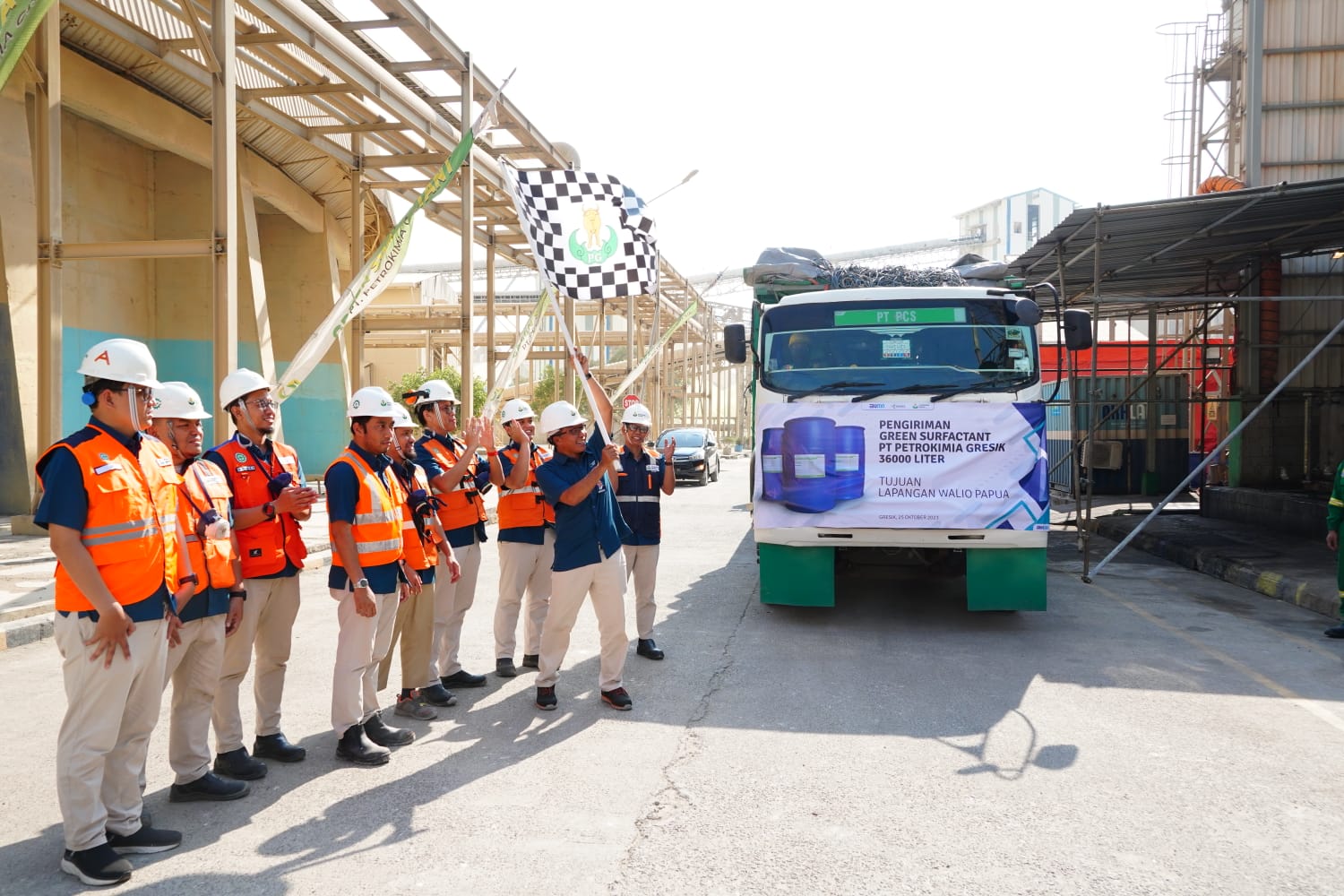 DUKUNG OPTIMALISASI : SEVP Petrokimia Gresik, I Ketut Rusnaya memberangkatkan kendaraan pengangkut Green Surfactant ke Papua Barat.