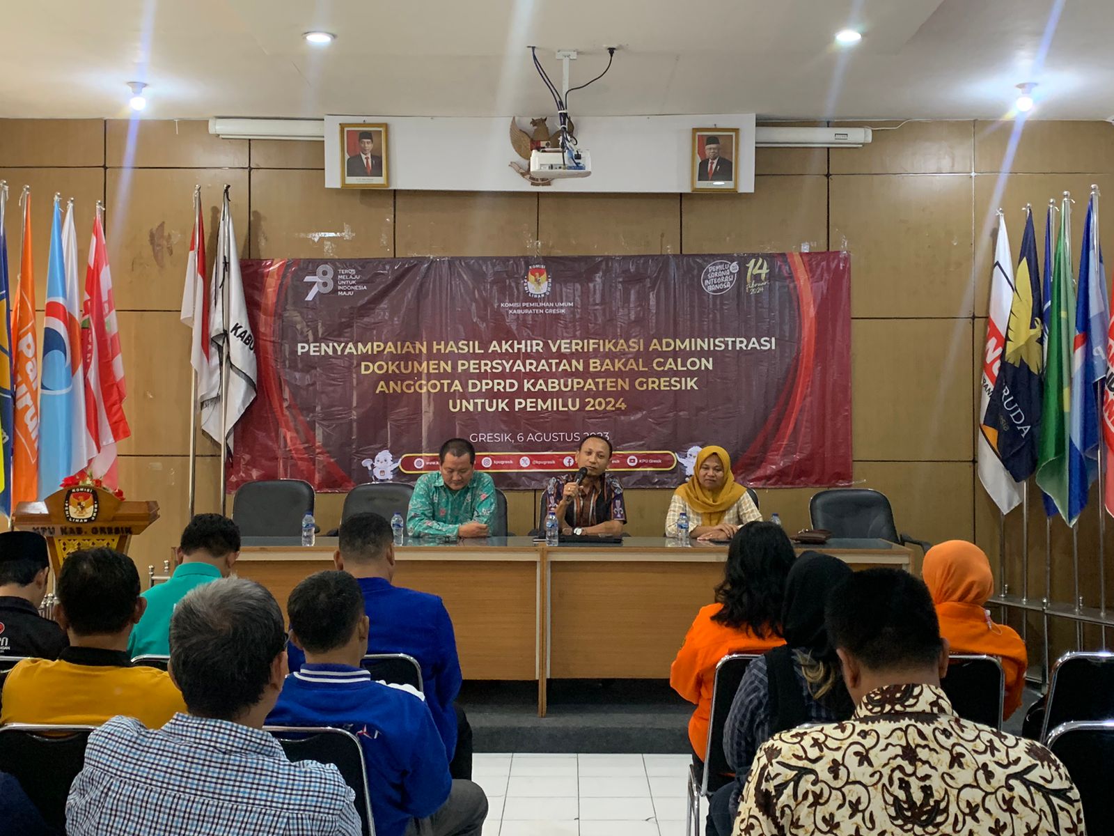 PAPARAN: KPU Gresik saat menyampaikan hasil akhir validasi DCS beberapa waktu lalu.
