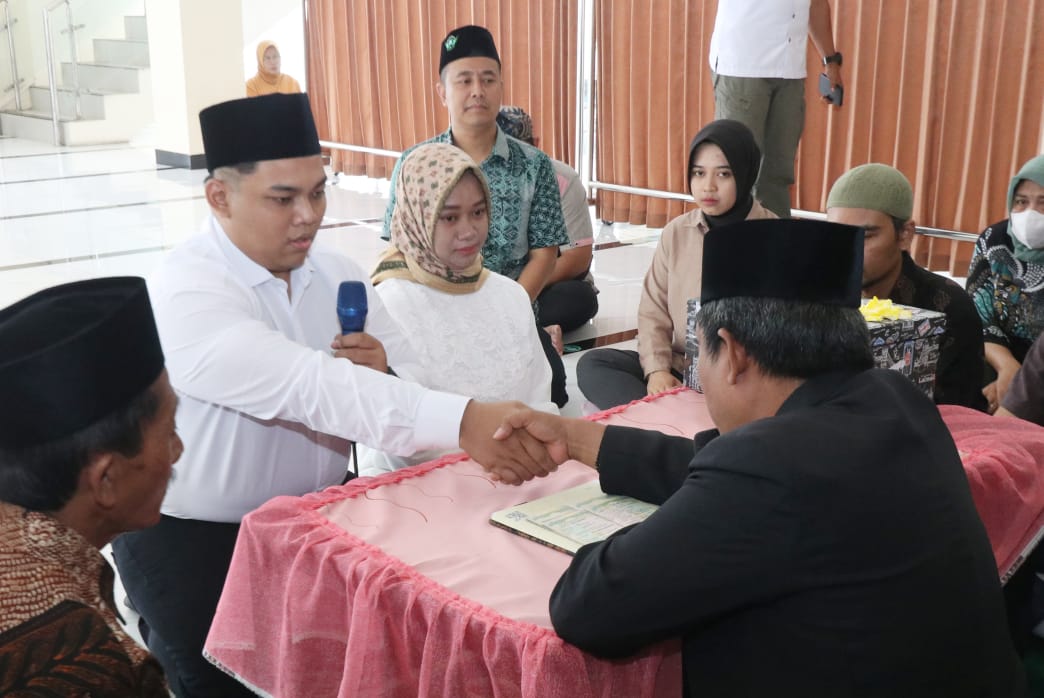SEMASA HIDUP: Almarhum Belva Pandega Nusantara saat menjalani akad nikah dengan Ulviyanti di Masjid Al Azis Polres Gresik.
