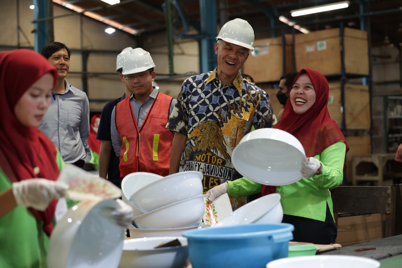 PENYUMBANG DEVISA: Calon presiden Ganjar Pranowo menyambangi pabrik PT Kedawung Setia Industrial di Surabaya, Jawa Timur, pada Sabtu (14/10).