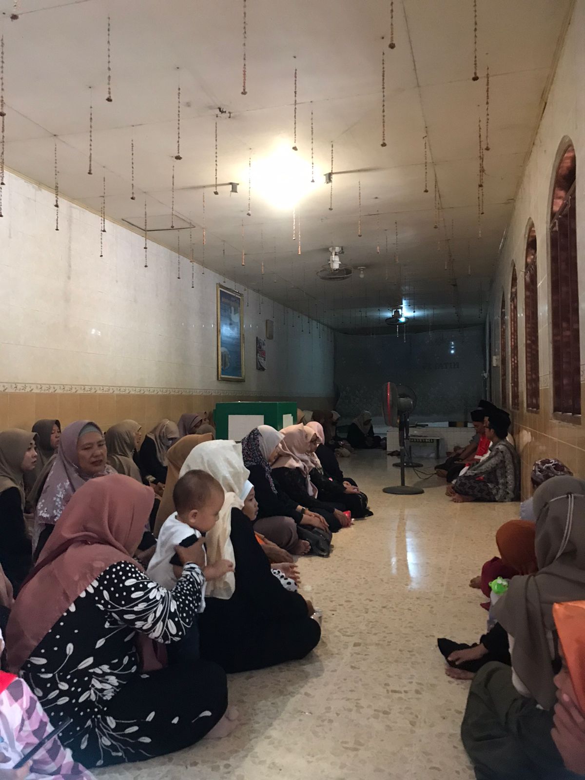 DOA BERSAMA: Para ibu-ibu PKK dan kader posyandu sdoa bersama dulu sebelum Mlaku Sarungan Bareng yang digelar Radar Gresik