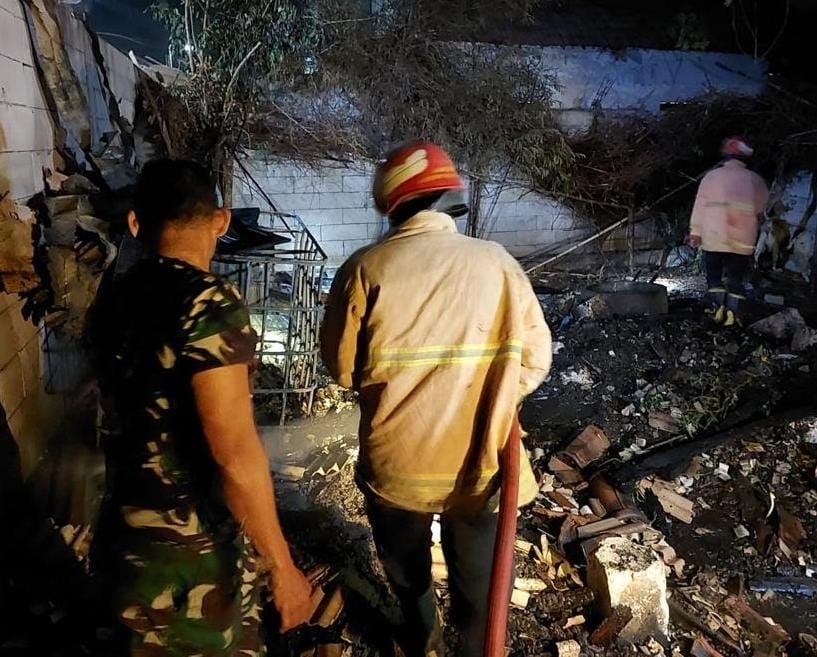 TAK TERSISA: Rumah Satubi warga Dusun Randusongo RT 06 RW 07 Desa Kesamben Kulon Kecamatan&nbsp; Wringinanom terbakar usai bakar pakan kambing.
