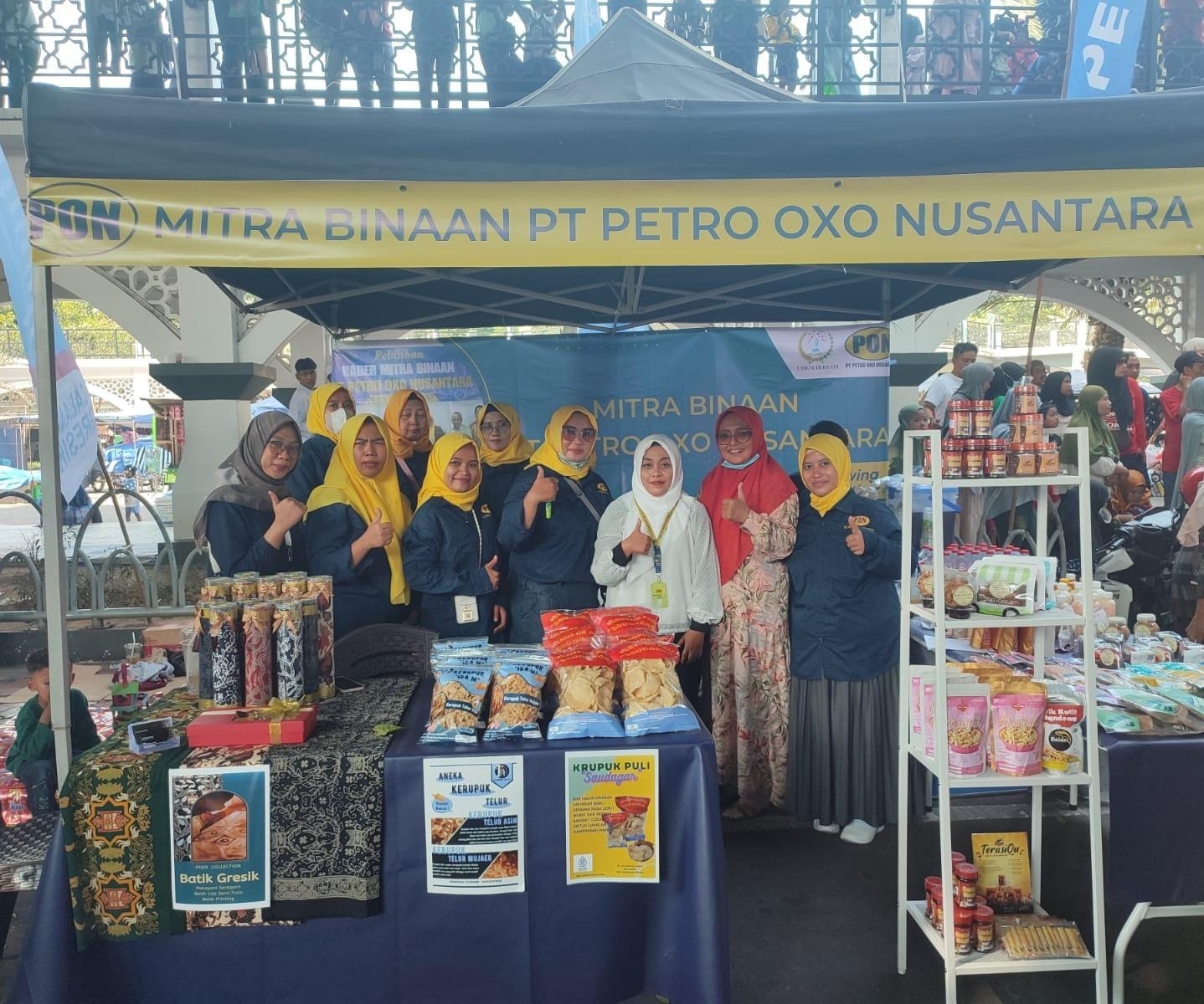 Kompak : Anggota UMKM Gresik Bersatu berfoto bersama di area booth PT Petro Oxo Nusantara dalam momentum Puncak Hari Santri Nasional 2023 di Alun-alun Gresik.