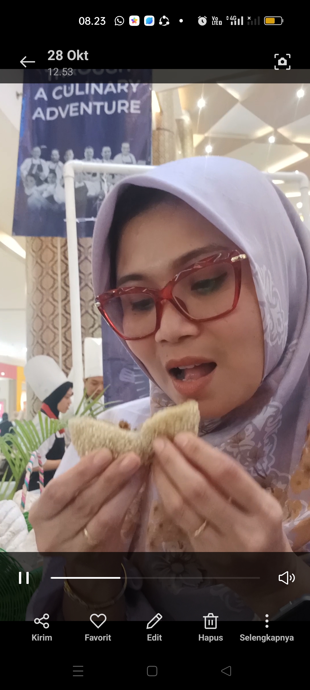 KREASI: Salah satu pengunjung menyantap onde-onde krawu yang dibuat para chef hotel.