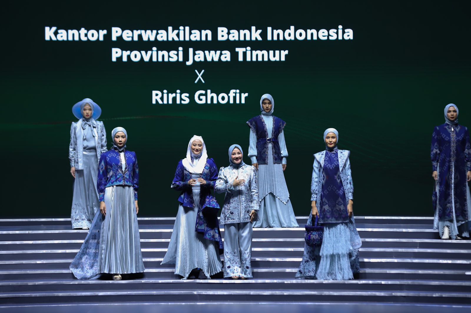 Mengusung tema Apsara New, desainer asal Gresik Riris Ghofir menampilkan 9 desain dalam IN2MF 2023 di Jakarta, Sabtu (28/10).