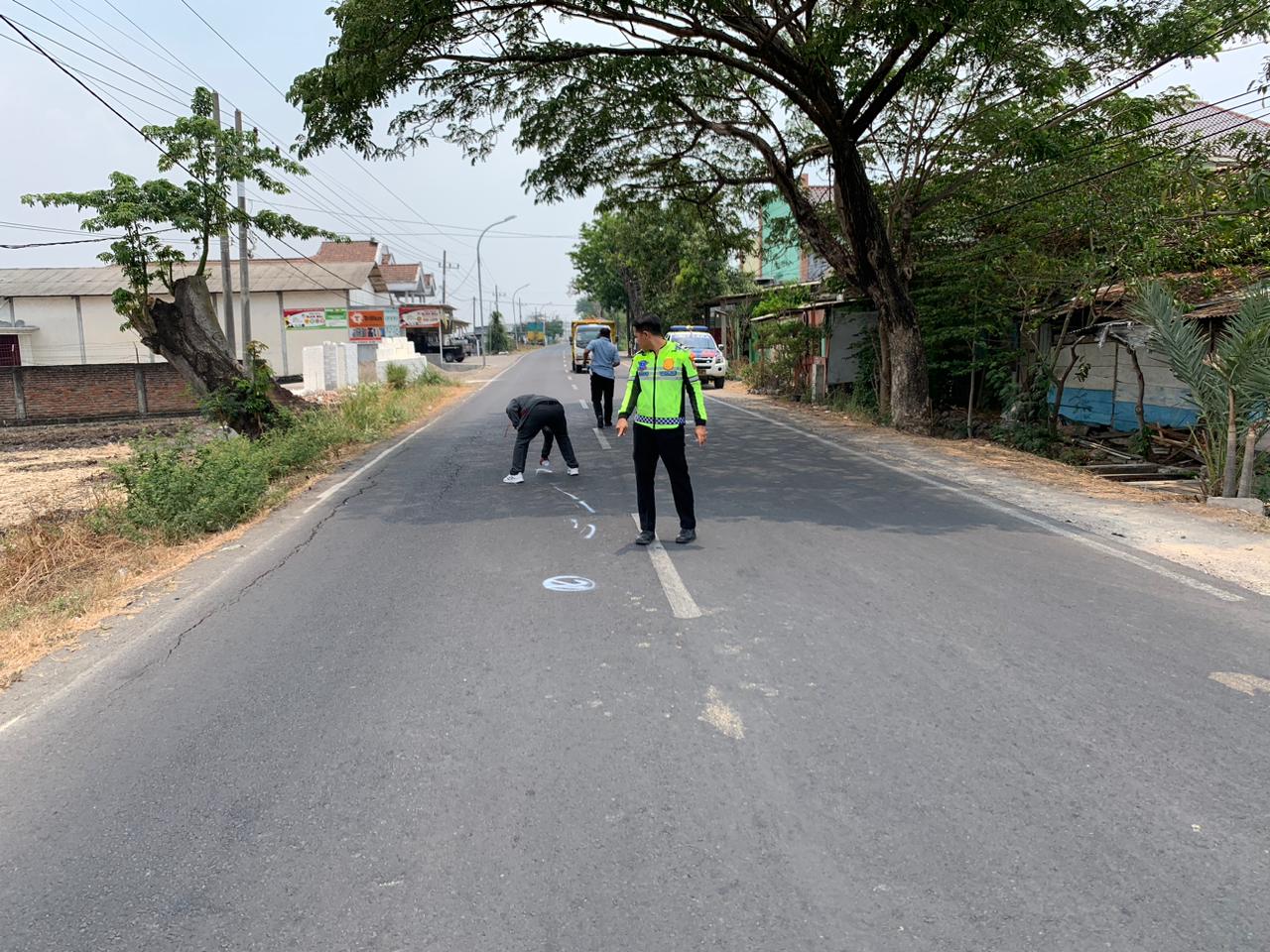 OLAH TKP: Anggota Unit laka lantas melakukan olah TKP di Jalan Raya Desa Banci, Kecamatan Balongpangang, Selasa (31/10).