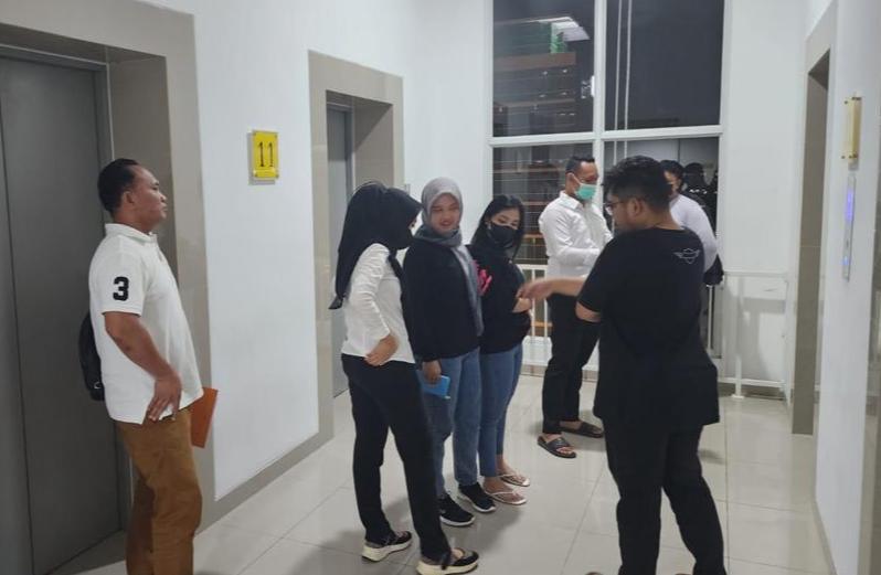 DIGREBEK: Anggota Satreskrim Polres Gresik menggrebek bisnis prostitusi online di salah satu kamar di apatermen Icon Mall.