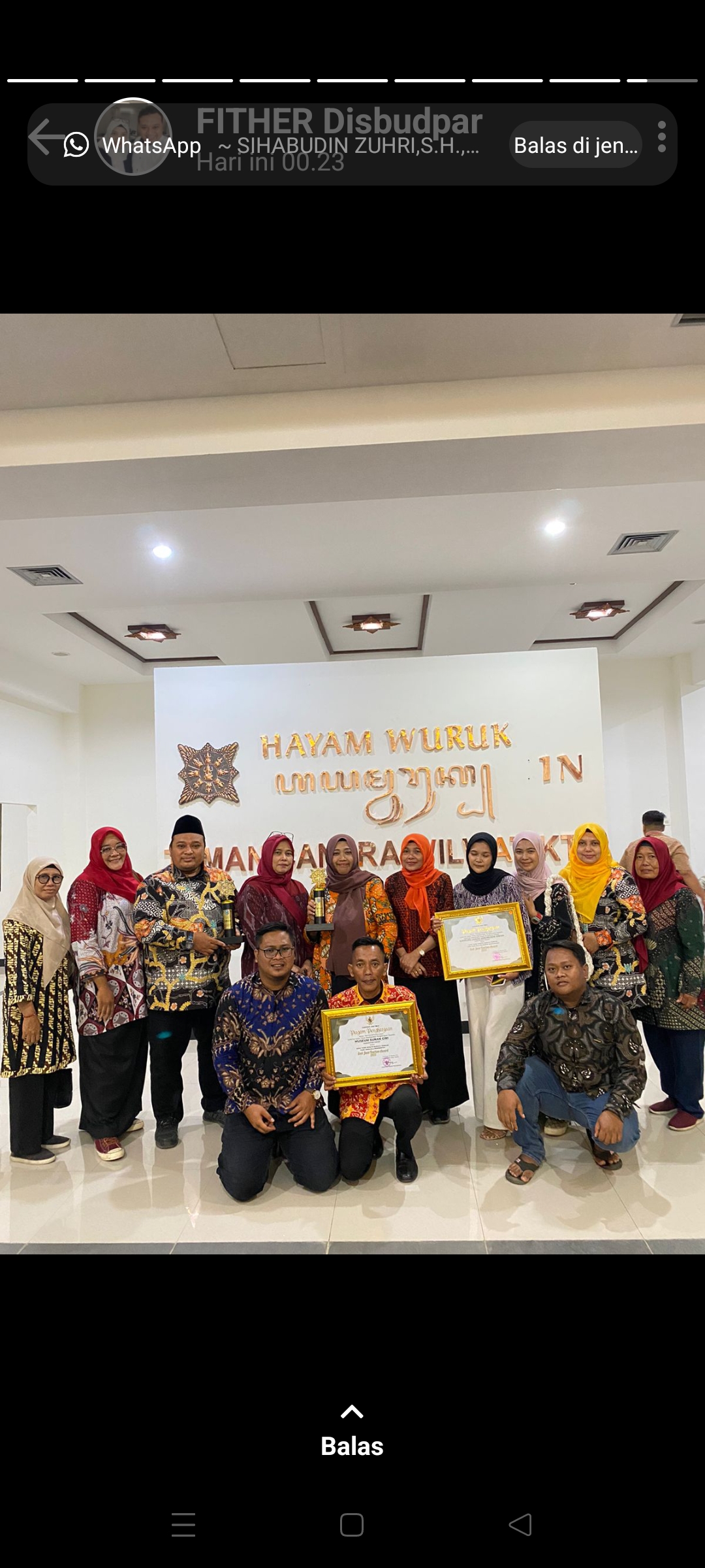 BANGGA: Tim Disparbudpora dan Kelurahan Kebungson usai menerima penghargaan EJTA 2023 di Pasuruan, Selasa (31/10)