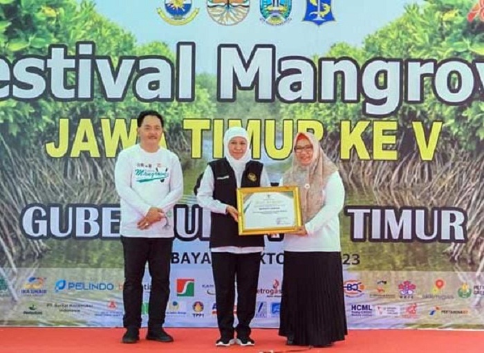 PEDULI LINGKUNGAN:  Berkat restorasi dan rehabilitasi 2.854,32 hektare lahan dalam mangrove Pemkab Gresik mendapat anugerah dari Gubernur Jawa Timur, Khofifah Indar Parawansa.