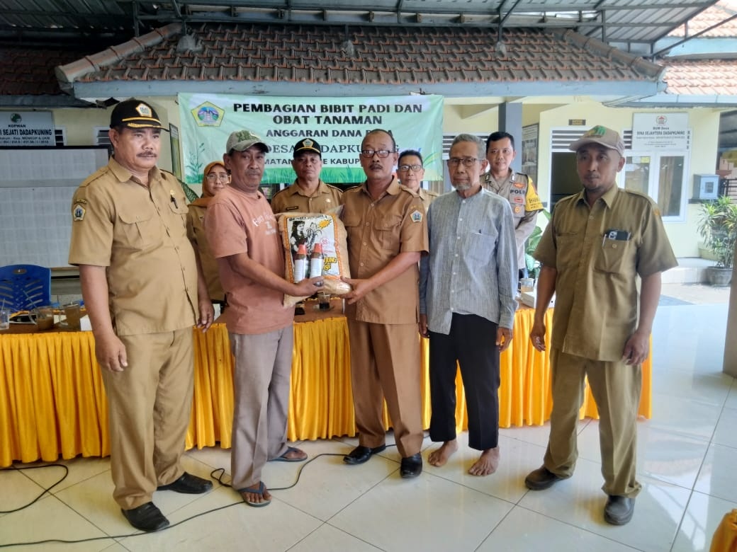 PENYULUHAN: Kepala Desa Dadapkuning Saikun, UPT dinas pertanian Kecamatan Cerme dan perangkat nya saat menggelar penyuluhan pertanian di Balai Desa Dadapkuning.