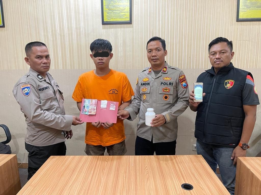 DIAMANKAN: Tersangka Dio Alif Fatorahman saat diamankan di Polsek Cerme.