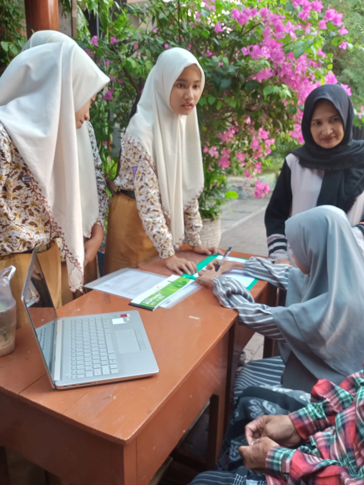PENDAFTARAN: Sejumlah siswa saat mendaftar mengikuti Edurel Competition.