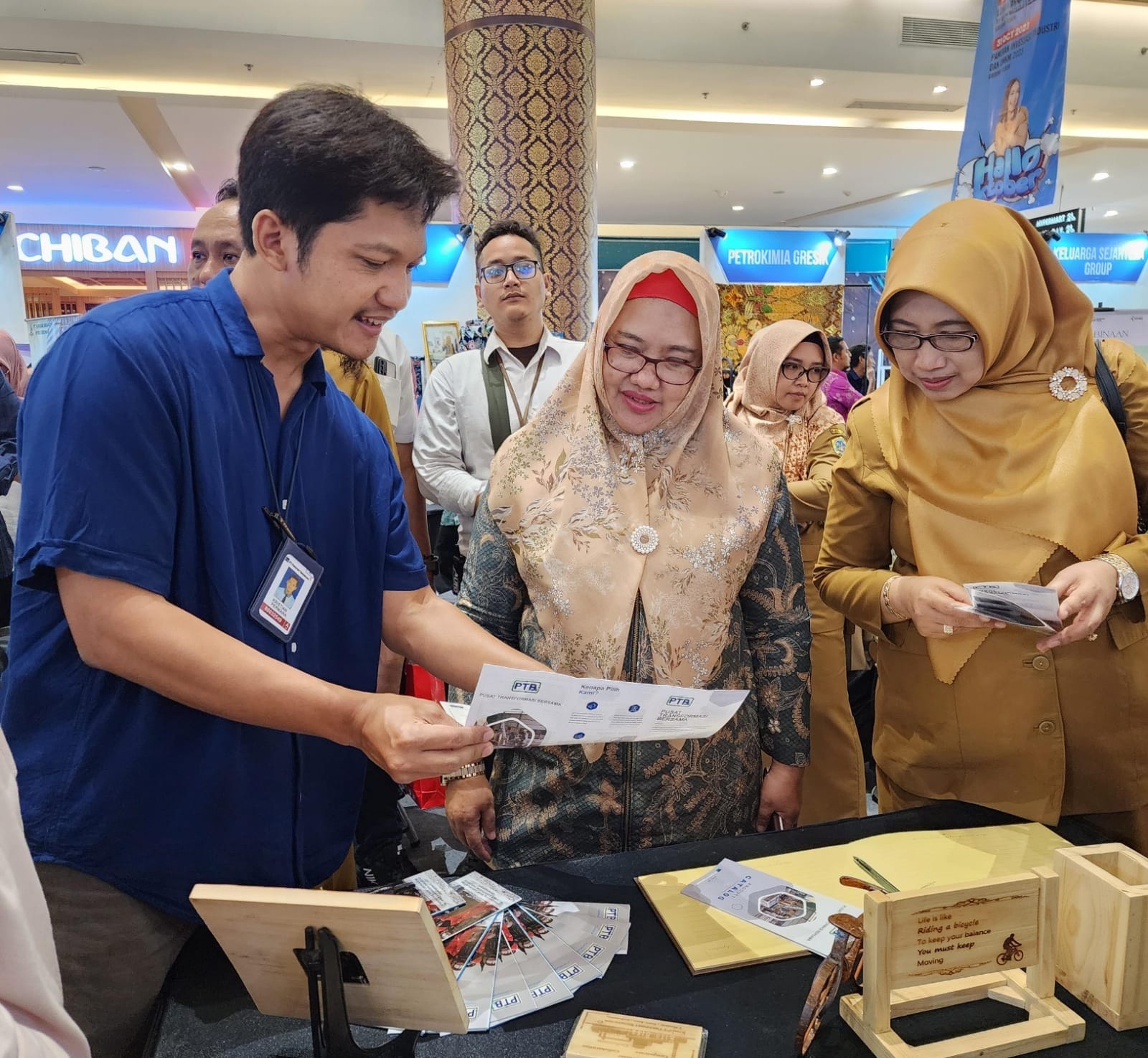INOVATIF: Wakil Bupati Gresik, Aminatun Habibah (tengah) didampingi Kepala Dinas Koperasi Perindustrian dan Perdagangan (Diskoperindag) Pemkab Gresik, Mahalatul Fardah mendapatkan penjelasan dari tim