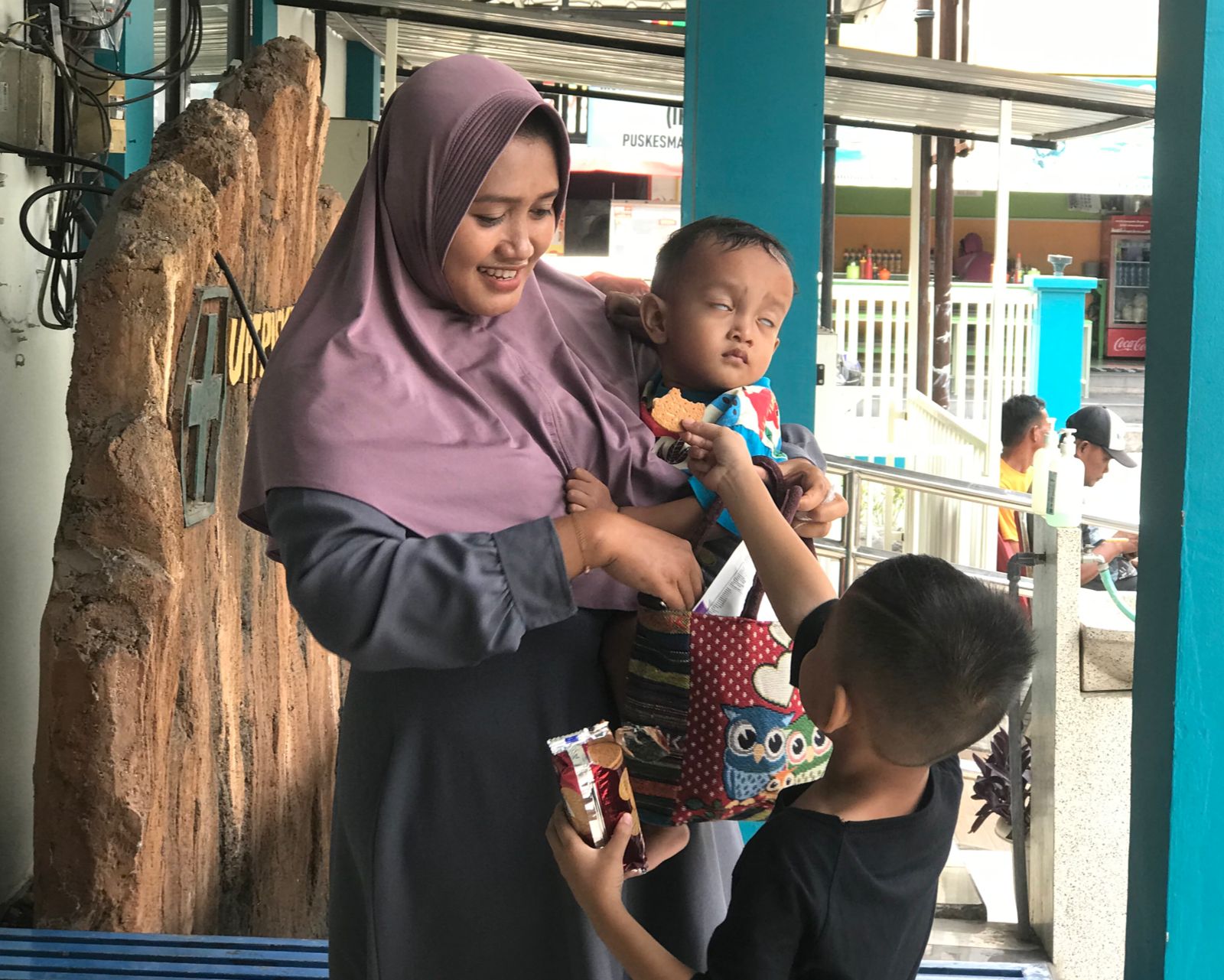 Novita Rahayu (26)  bersama kedua anaknya saat periksa di Puskesmas Sukomulyo, Kamis (2/10).
