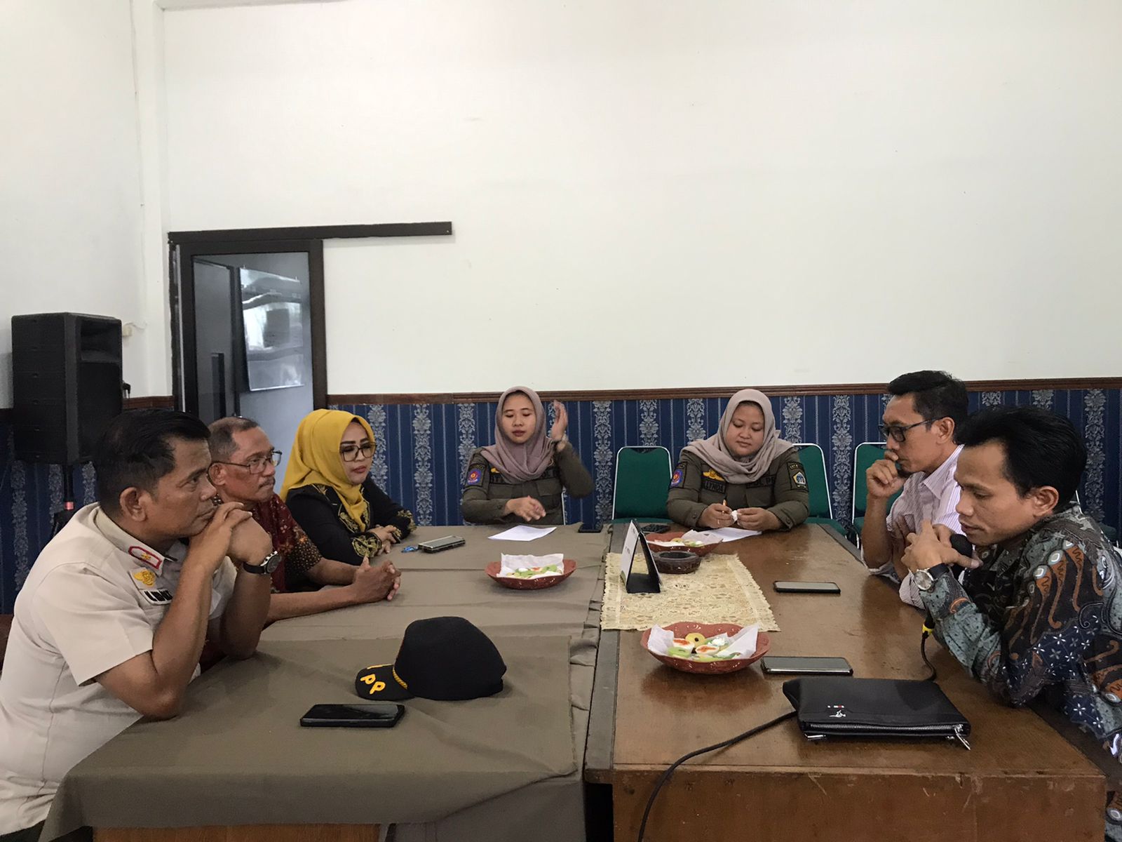 KOORDINASI: Bawaslu Gresik saat melakukan koordinasi dengan Satpol PP terkait penertiban APK.