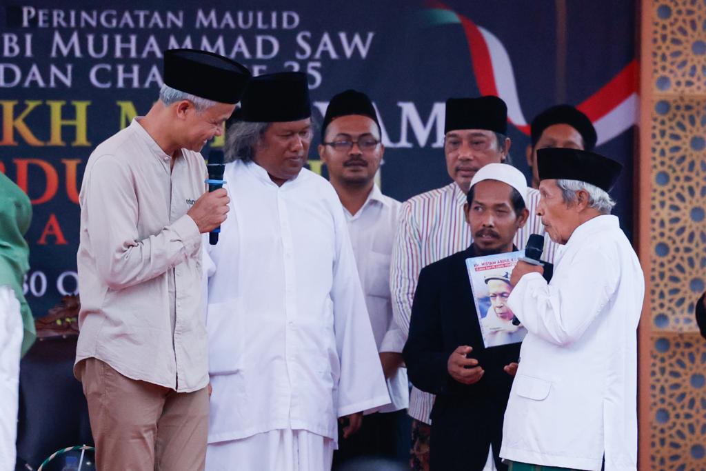 TOKOH NU: Ganjar Pranowo hadir dalam haul ke-35 kiai Hisyam Abdul Karim di Ponpes Roudlotussholichin Sholichat, Kalijaran, Purbalingga, Senin (30/10). (Foto: Tim Media Ganjar Pranowo)