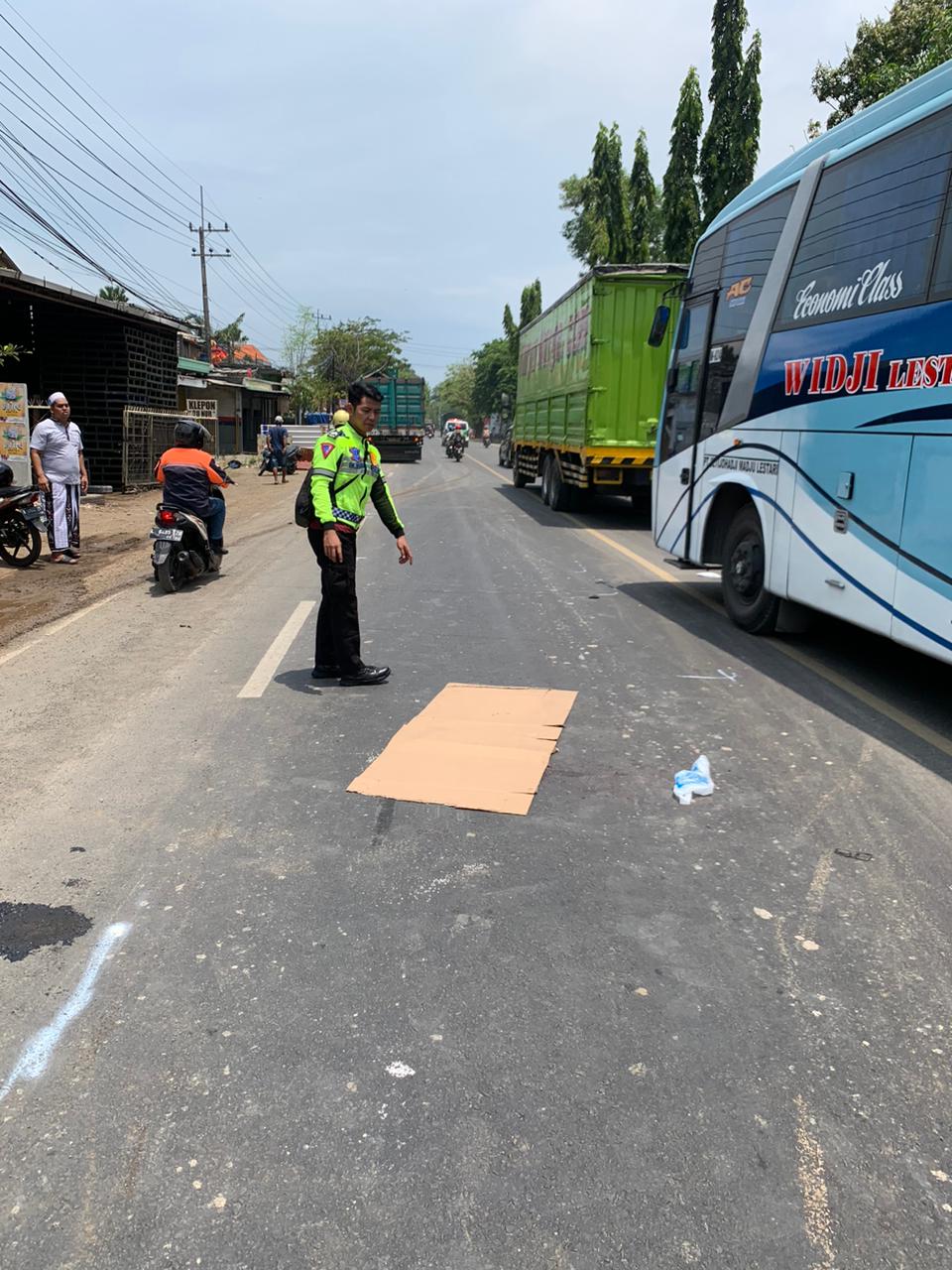 OLAH TKP: Anggota unit laka melakukan olah TKP di Jalan Raya Desa Banjarsari, Kecamatan Cerme.