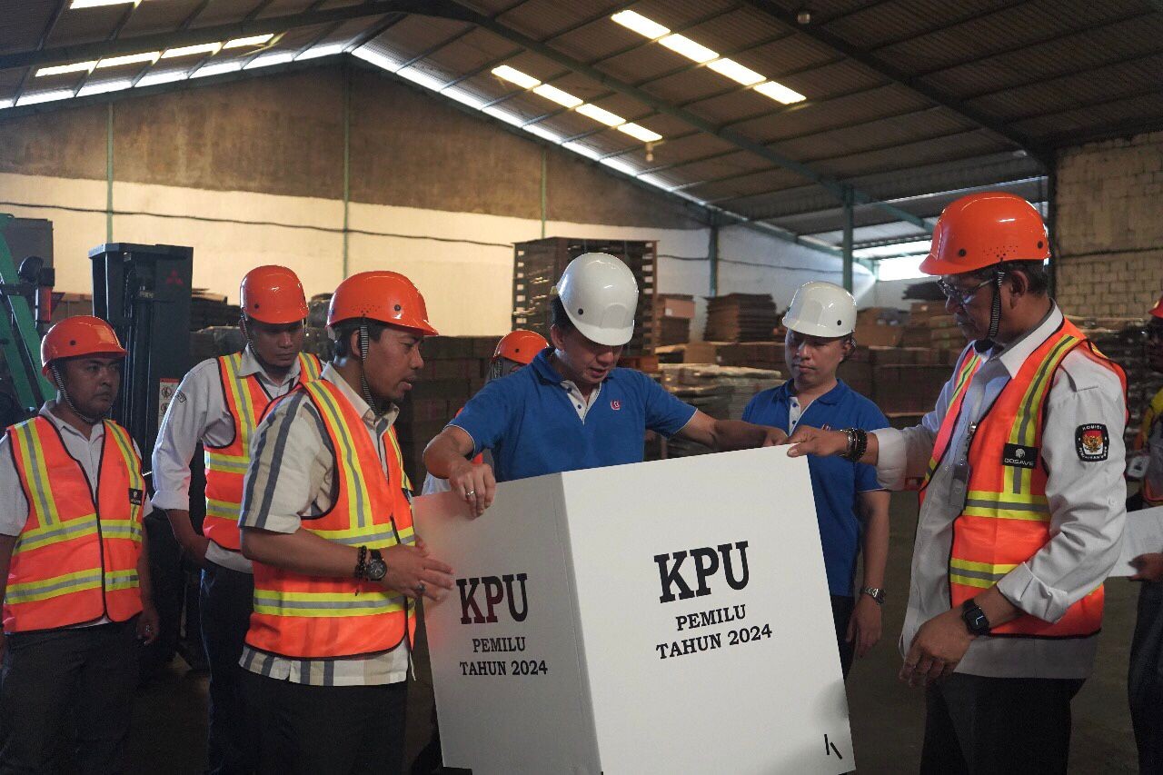 PASTIKAN LANCAR : Deputi Bidang Dukungan Teknis KPU RI, Eberta Kawina didampingi jajaran KPU Provinsi Jatim meninjau secara langsung proses produksi kotak suara di PT Intan Ustrix Manyar, Gresik