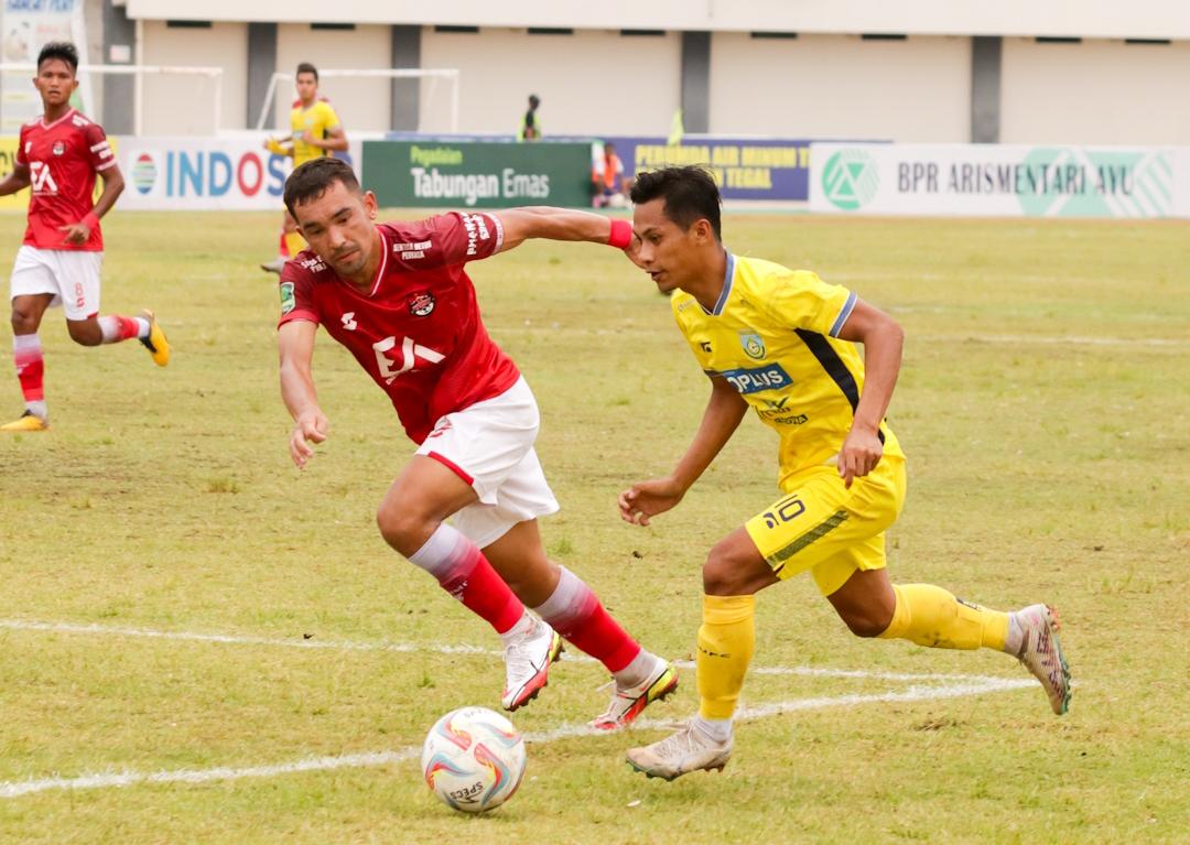 BEREBUT BOLA: Pemain Gresik United saat berebut bola dengan pemain Persekat Tegal di Stadion&nbsp; Muchtar kandang Persekat Tegal. Skor akhir 1-0 dimenangkan Persekat Tegal.