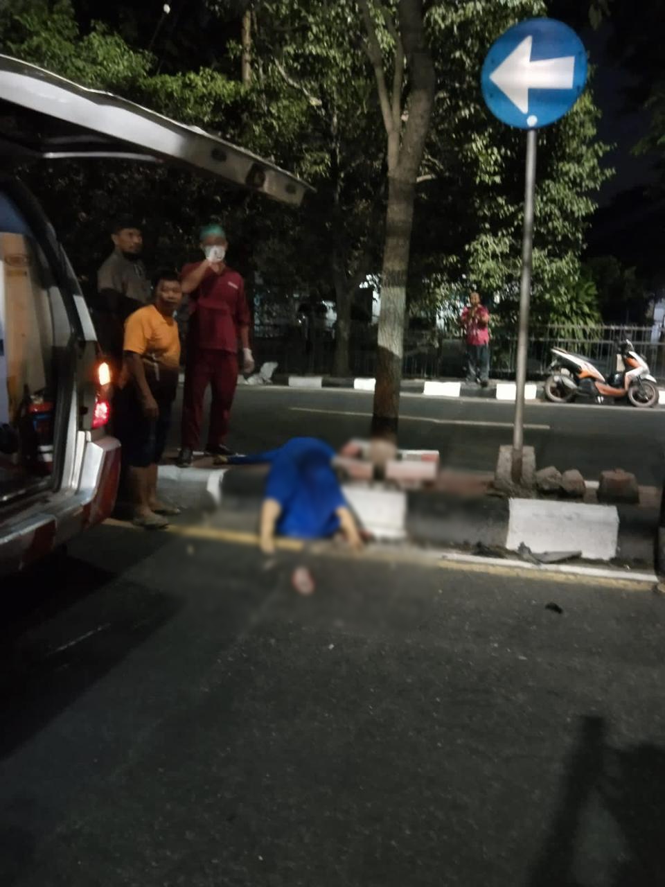EVALUASI : Korban Ratna Agustini saat di evakuasi oleh anggota kepolisian dibantu petugas medis untuk di bawa ke RS Semen Gresik.