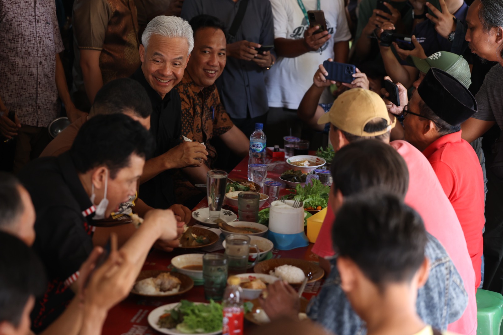 MERAKYAT: Ganjar Pranowo makan bersama para sopir angkutan kota di Warung Sundawa di Terminal Rajabasa, Kota Bandar Lampung, Rabu (25/10). (Foto: Tim Media Ganjar Pranowo)