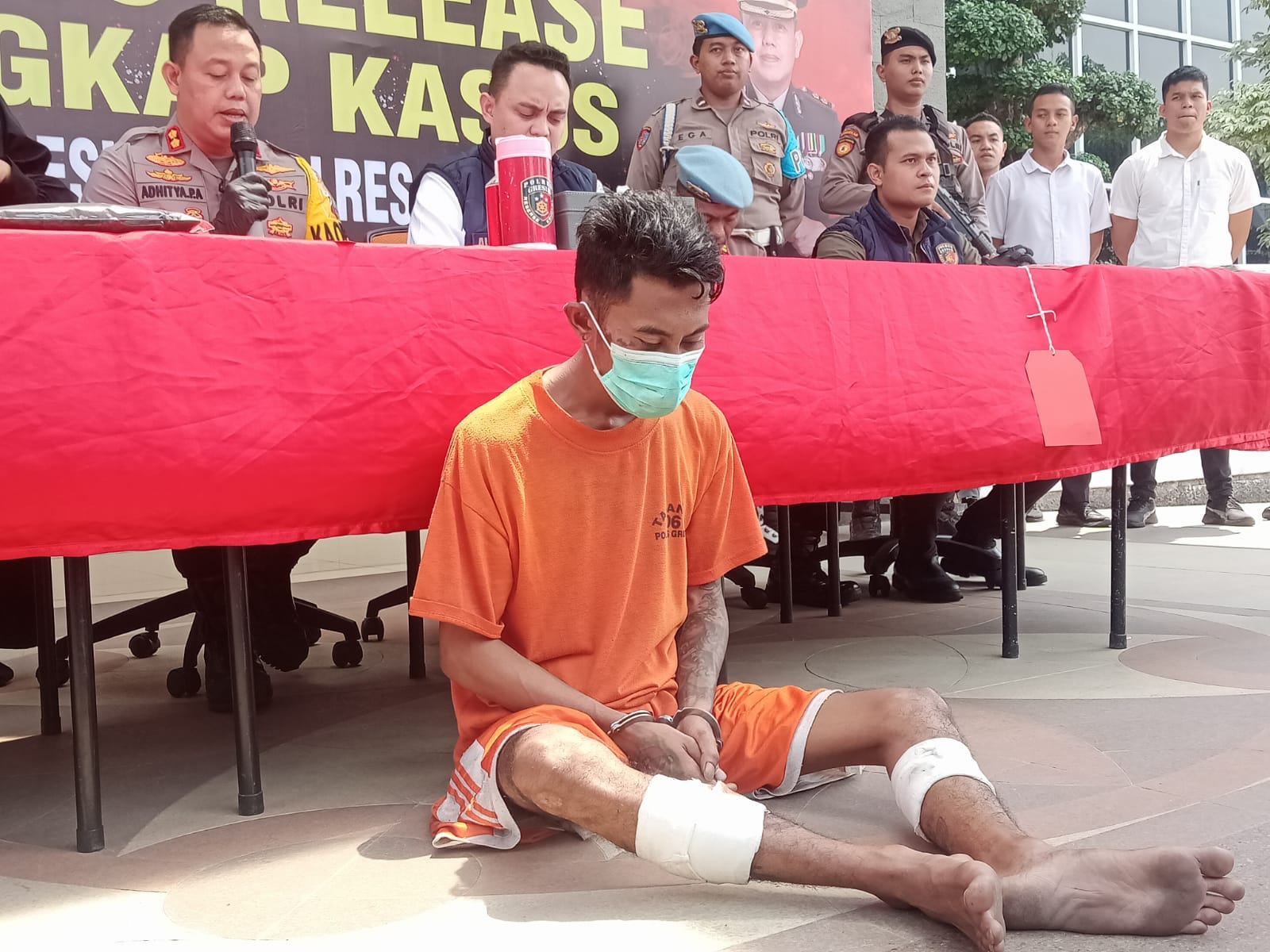 DITEMBAK: Tersangka AFS saat diamankan di Mapolres Gresik dengan dua kakinya yang sudah ditembak, Selasa (7/11).