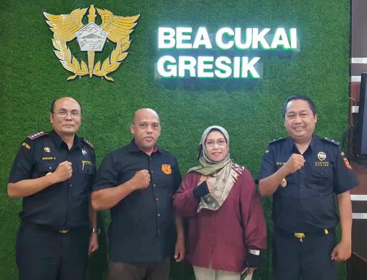 Dukung Hilirisasi : Kepala Bea Cukai Gresik, Wahjudi Ardijanto didampingi Kepala Seksi PLI Bea Cukai Gresik, Eko Rudi Hartono menerima kunjungan audiensi Kepala Desa Gelam, Salam dan Ketua Koperasi Ge