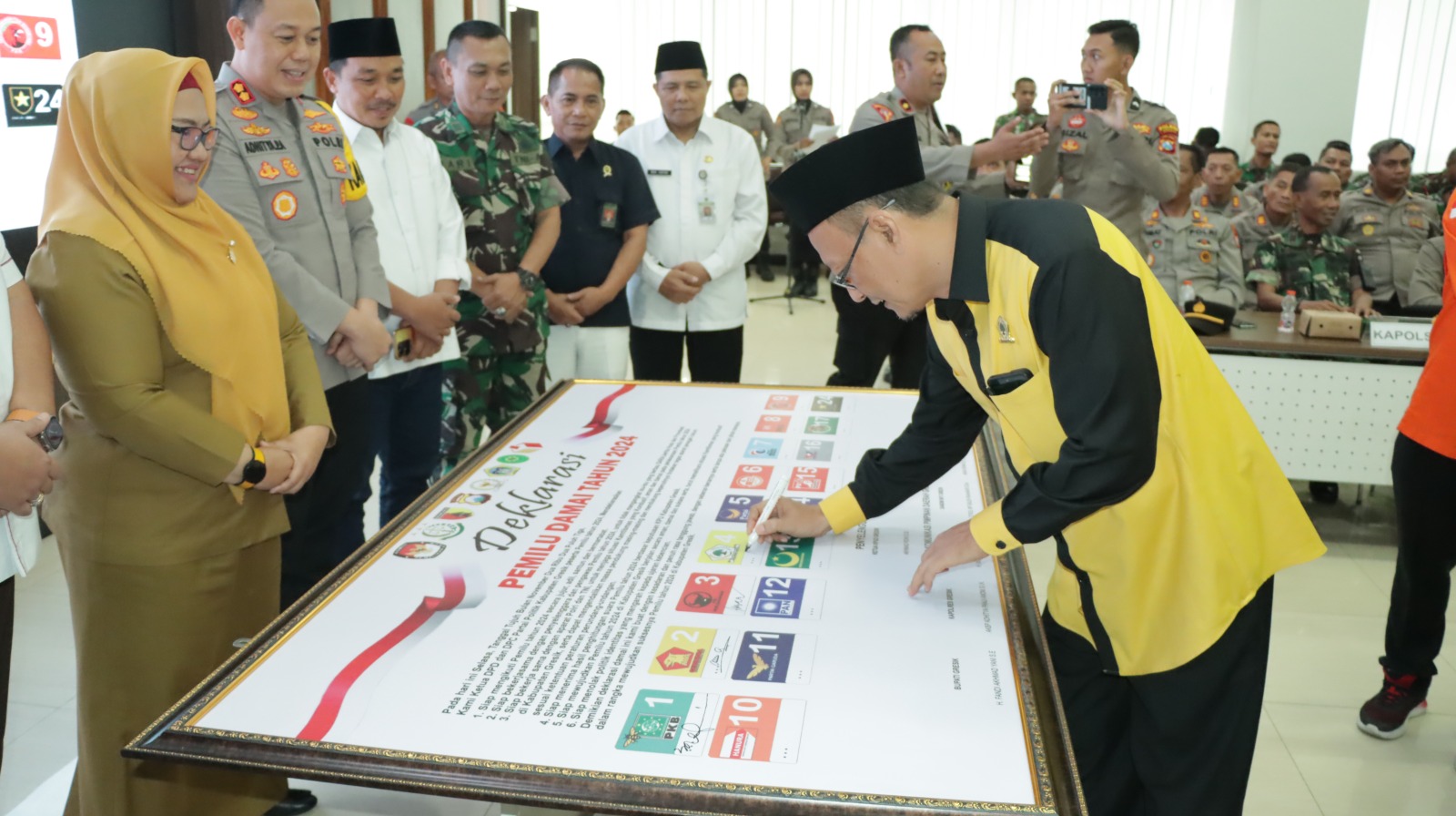 DEKLARASI DAMAI: Polres Gresik saat menggelar deklarasi damai Pemilu 2024 di Kabupaten Gresik.
