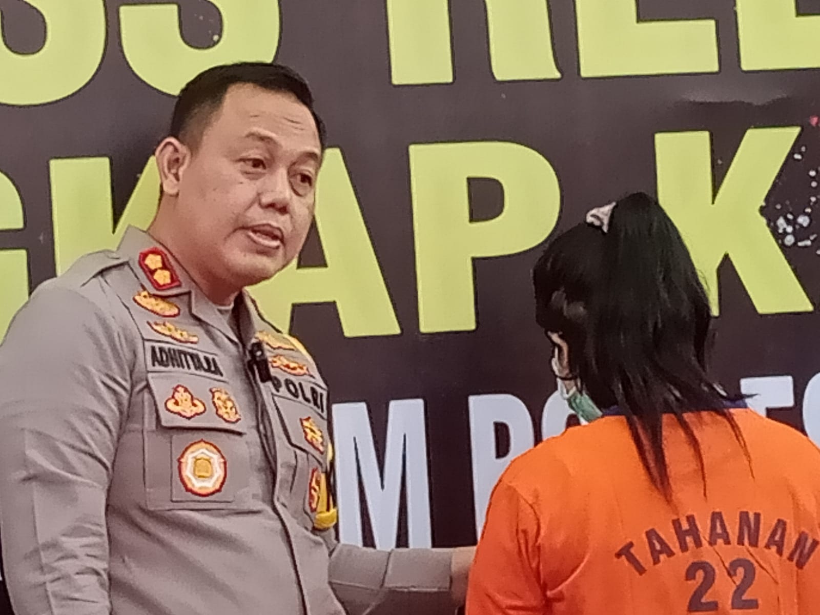 DIAMANKAN : Tersangka Y saat diamankan di Mapolres Gresik.