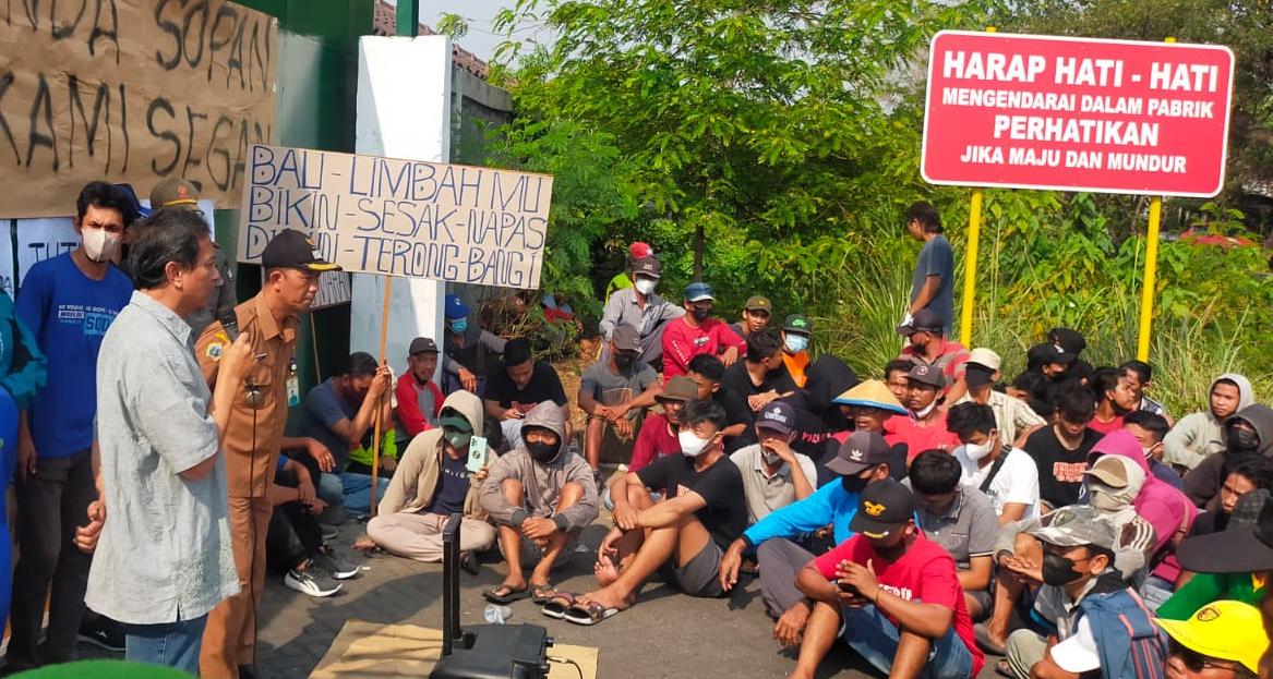 DEMO: Ratusan Warga Dusun Terong Bangi saat berdemo mebawa poster dan spanduk bertuliskan protes terkait bau, debu dan pencemaran udara di depan pintu masuk pabrik