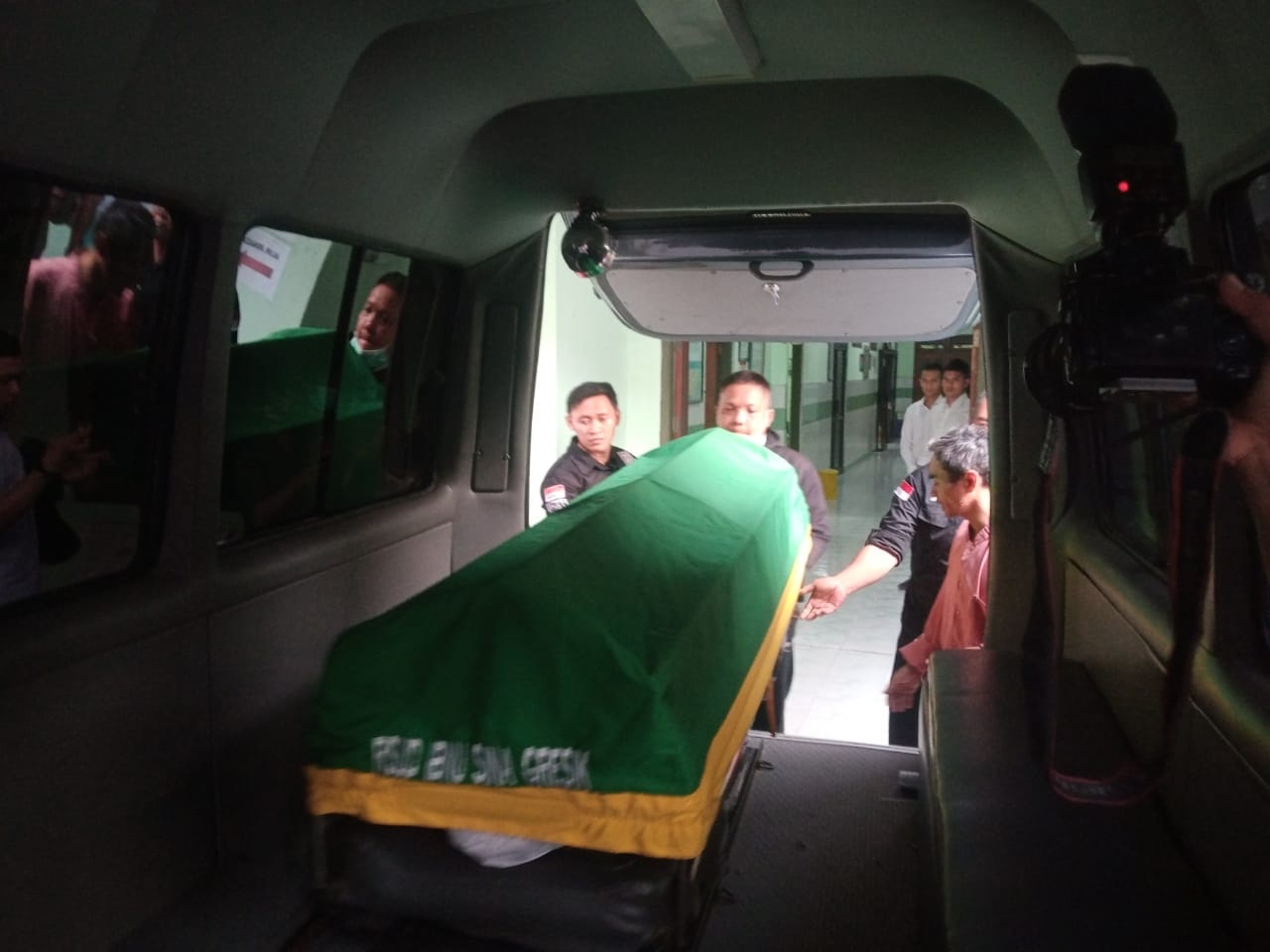 DIKEBUMIKAN: Jenazah RNH dibawa ambulan usai menjalani otopsi di kamar jenazah RSUD Ibnu Sina untuk dimakamkan pihak keluarganya.