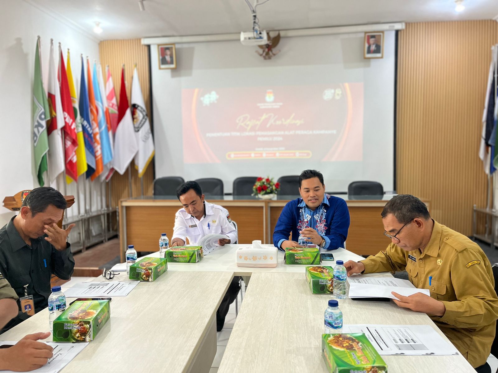 DISKUSI: KPU saat berdialog dengan sejumlah pihak terkait titik pemasangan APK.