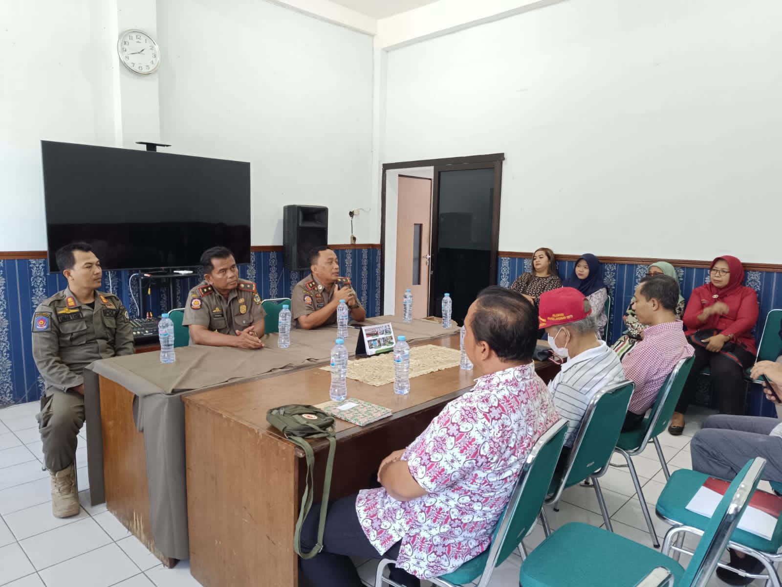 CEGAH PROSTITUSI : Kepala Satuan Polisi Pamong Praja (Satpol PP) Pemkab Gresik, Soeprapto (tiga dari kiri) memanggil seluruh pemilik hotel dan homestay di Gresik untuk diajak bersama-sama menekan prak