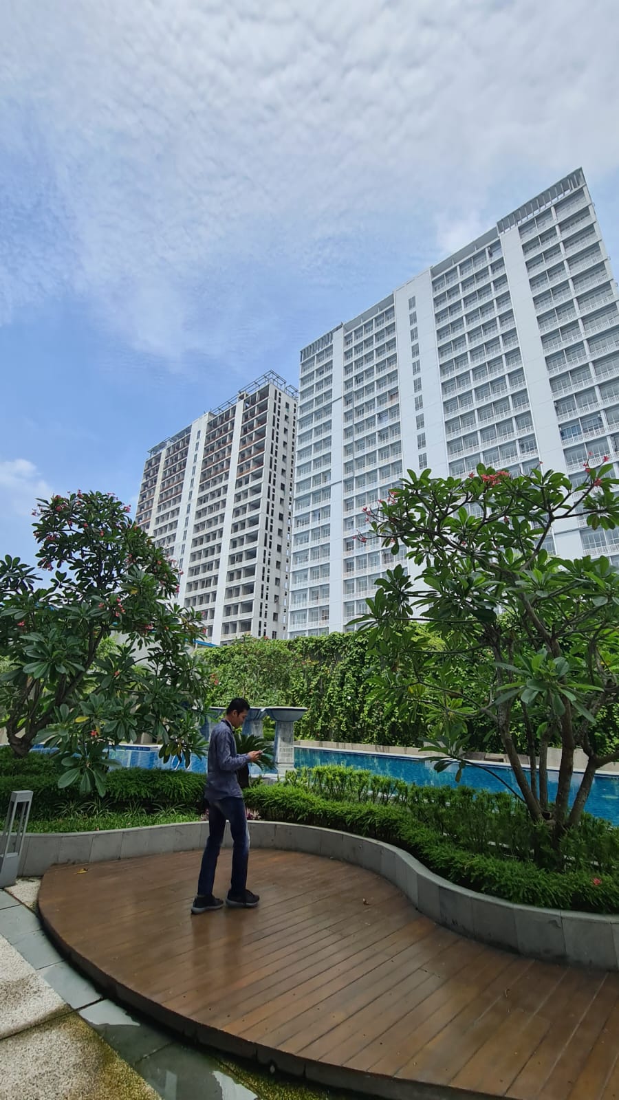 Menjulang Tinggi : Tower A dan B Icon Apartemen yang beberapa waktu lalu digerebek aparat penegak hukum karena praktek prostitusi.