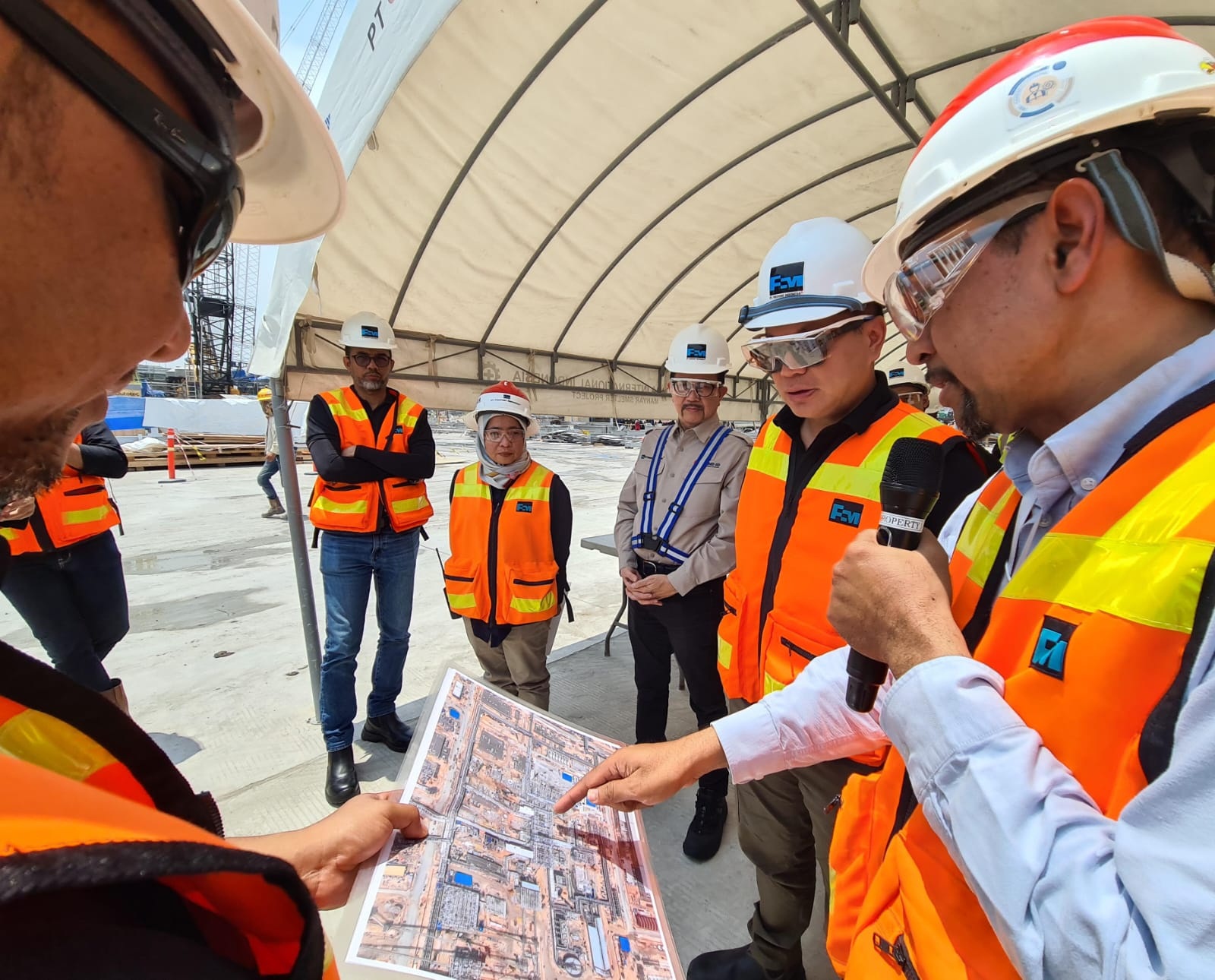 Progresif : Wakil Menteri BUMN, Kartika Wirjoatmojo (dua dari kanan) didampingi Presdir PT Freeport Indonesia, Tony Wenas mendapatkan penjelasan dari Manager Kontruksi, Sulaiman terkait progres proyek