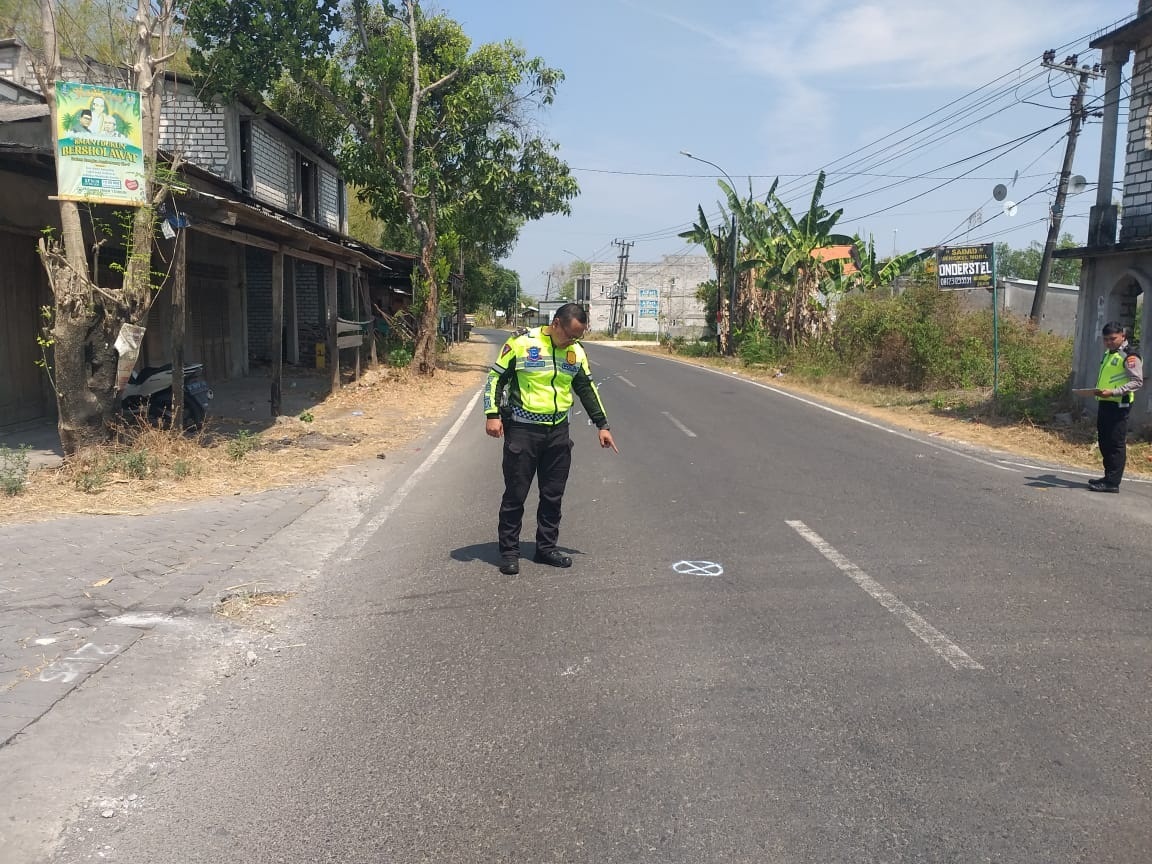 OLAH TKP: Anggota unit laka Satlantas Polres Gresik melakukan olah TKP di Jalan Raya Desa Tebuwung, Kecamatan Dukun, Kamis (9/11).