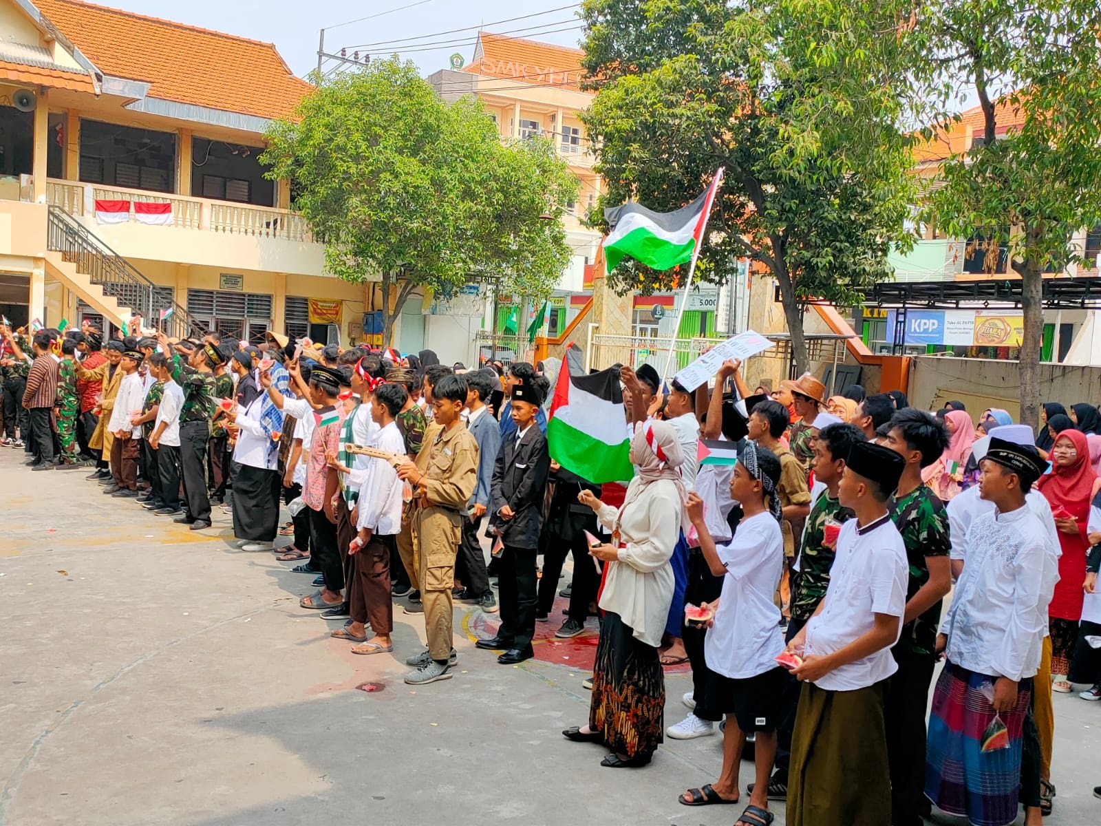 SOLIDARITAS: SMP YPI Darussalam 1 Cerme Gresik gelar teatrikal saat Peringatan Hari Pahlawan, Jumat (11/10).