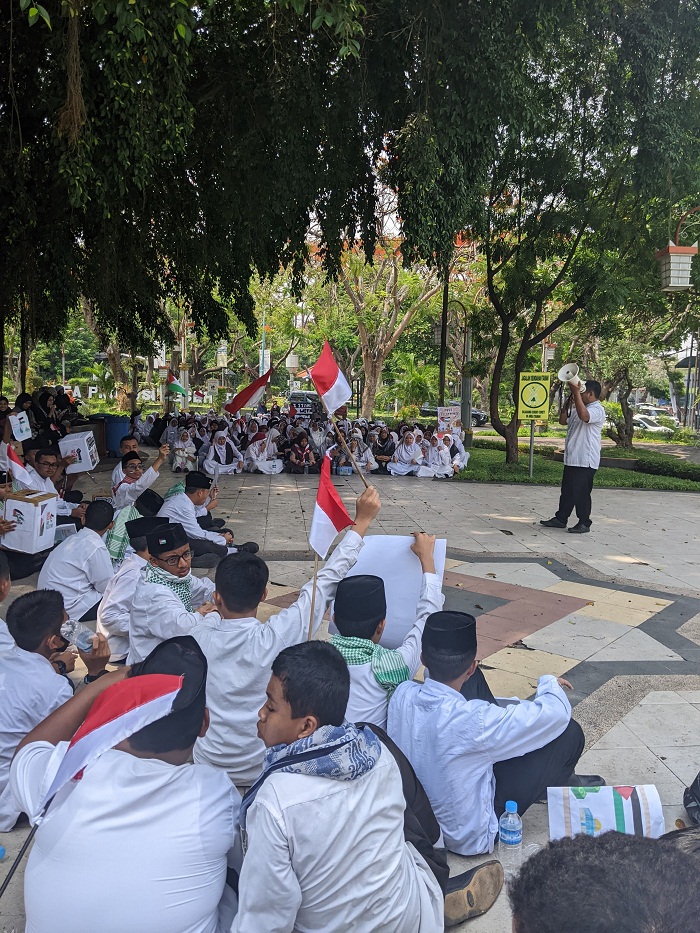 SEMANGAT: Para SMPIT Al Ibrah aksi bela Palestina sampai Bundaran GKB, Jumat (10/11).