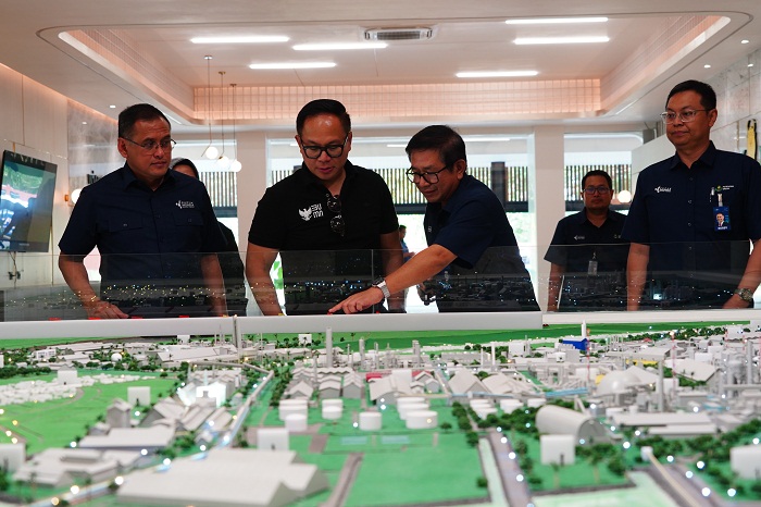 TINJAU: Wakil Menteri (Wamen) BUMN Republik Indonesia, Kartika Wirjoatmodjo datang ke Gresik, Jawa Timur meninjau persiapan Program Smart Precision Farming besutan Petrokimia Gresik.  &nbsp;