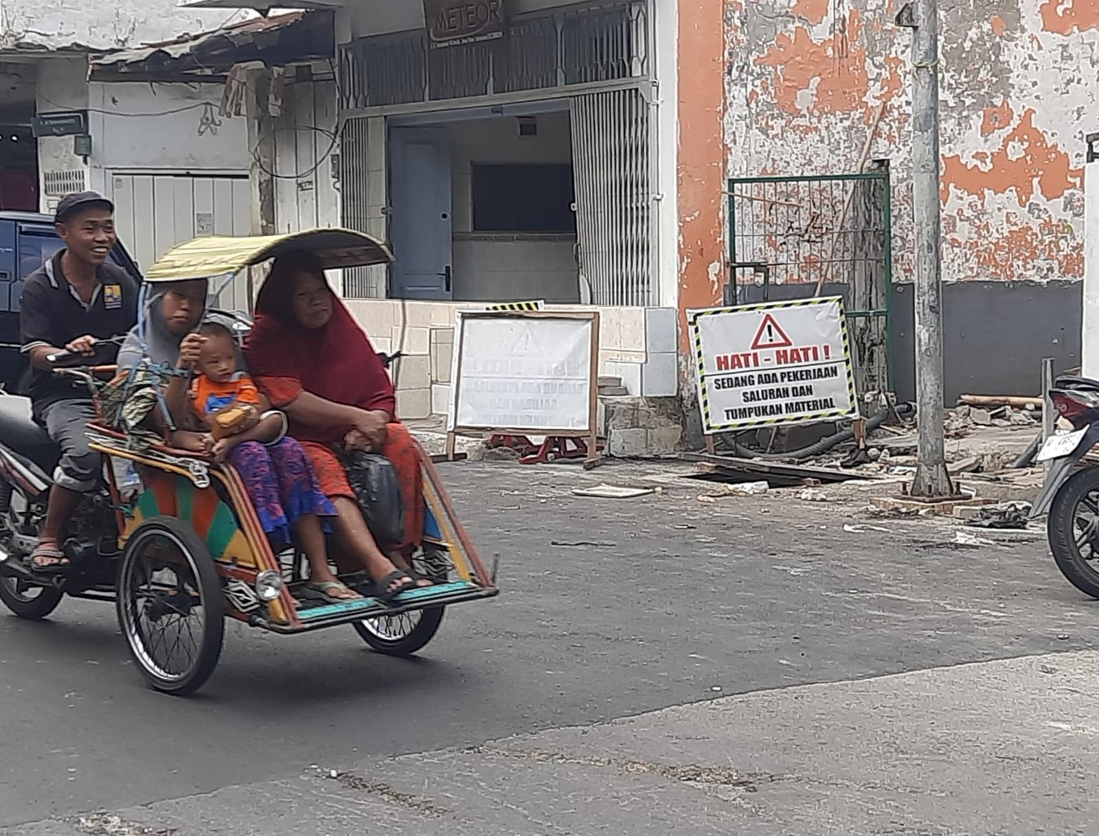 ANTISIPASI BANJIR:DKCPKP Pemkab Gresik melakukan pelebaran crossing Samanhudi dalam rangka mengantisipasi banjir.