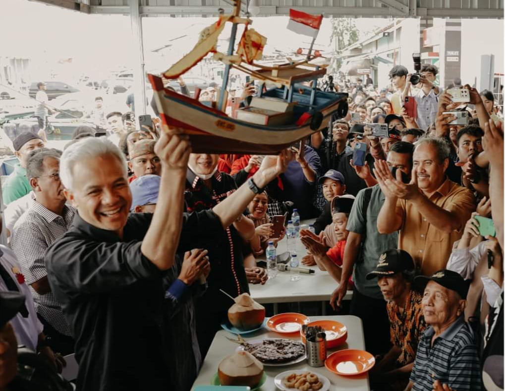 MERAKYAT: Ganjar Pranowo bertemu warga di sekitaran tempat pelelangan ikan (TPI) Lempasing, Bandar Lampung, pada Rabu (25/10).