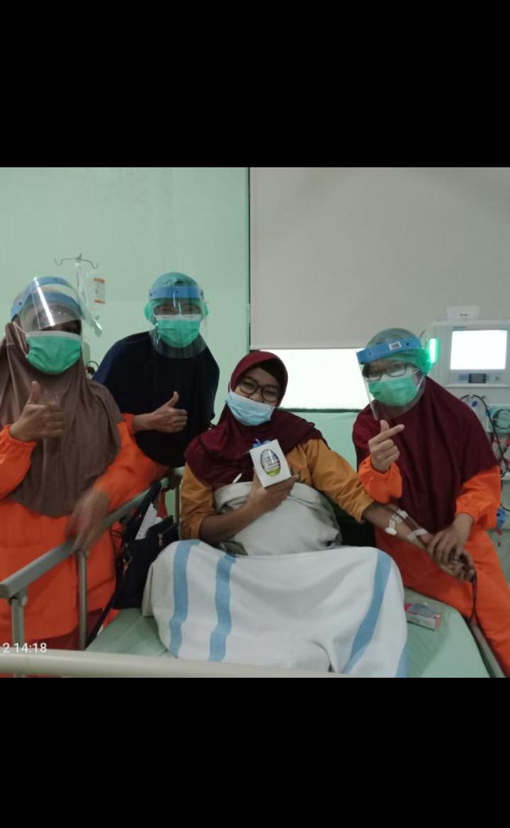 TETAP SEMANGAT: Indri Suryaningtiyah, 33 tahun menjalani terapi hemodialisis ditemani para perawat di RSUD Ibnu Sina dengan program JKN