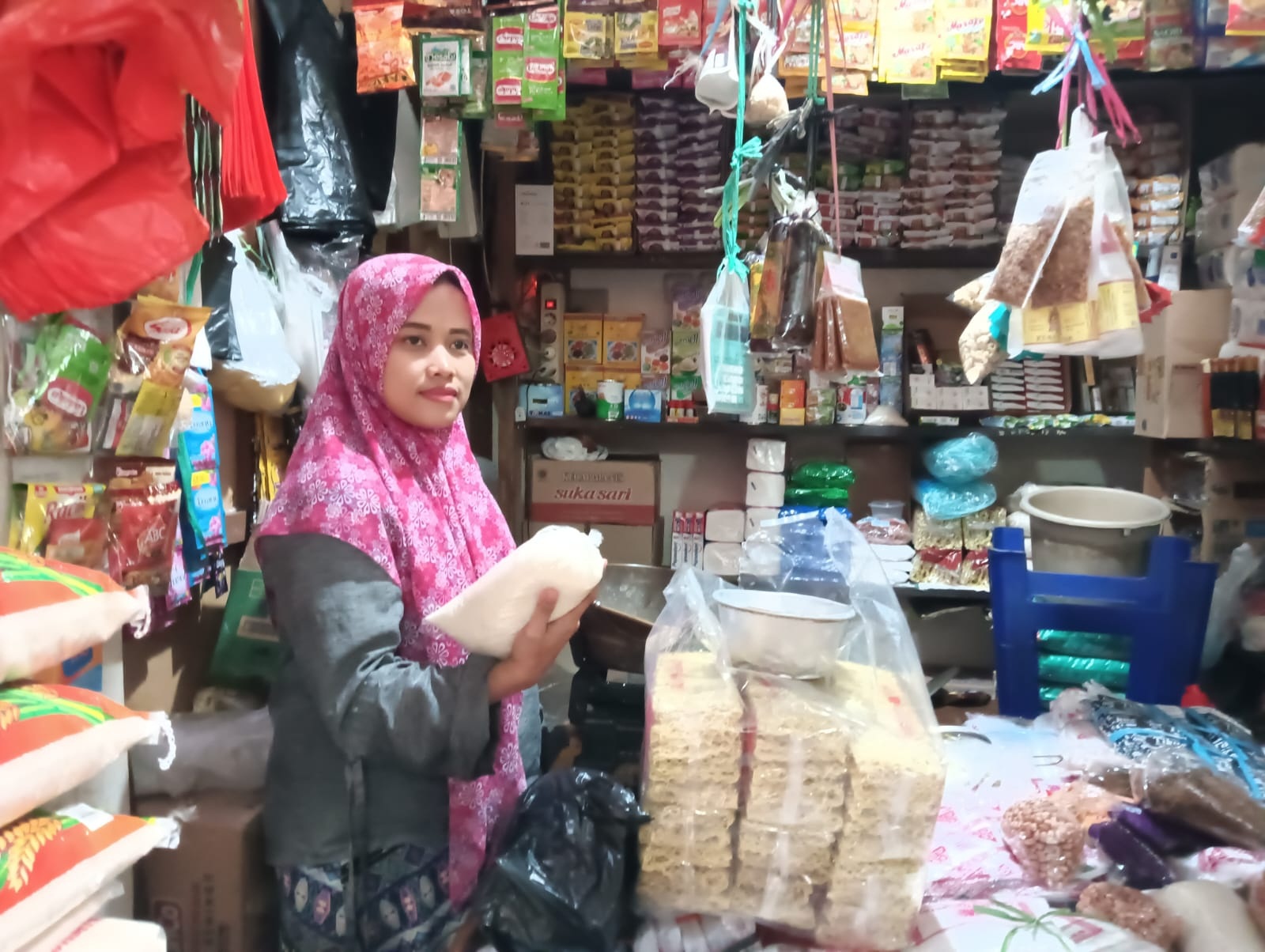 MENGELUH: Pedagang di Pasar Baru Gresik mengeluh harga gula di Gresik yang naik secara signifikan.