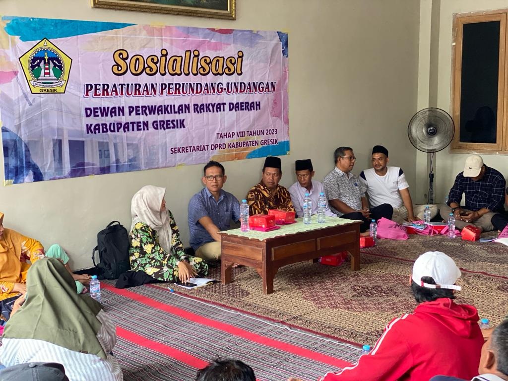SOSPER: Anggota DPRD Gresik Fraksi PKB Abdullah Hamdi saat mensosialisasikan Perda 5/2019 tentang perizinan usaha jasa makanan dan minuman.  &nbsp;