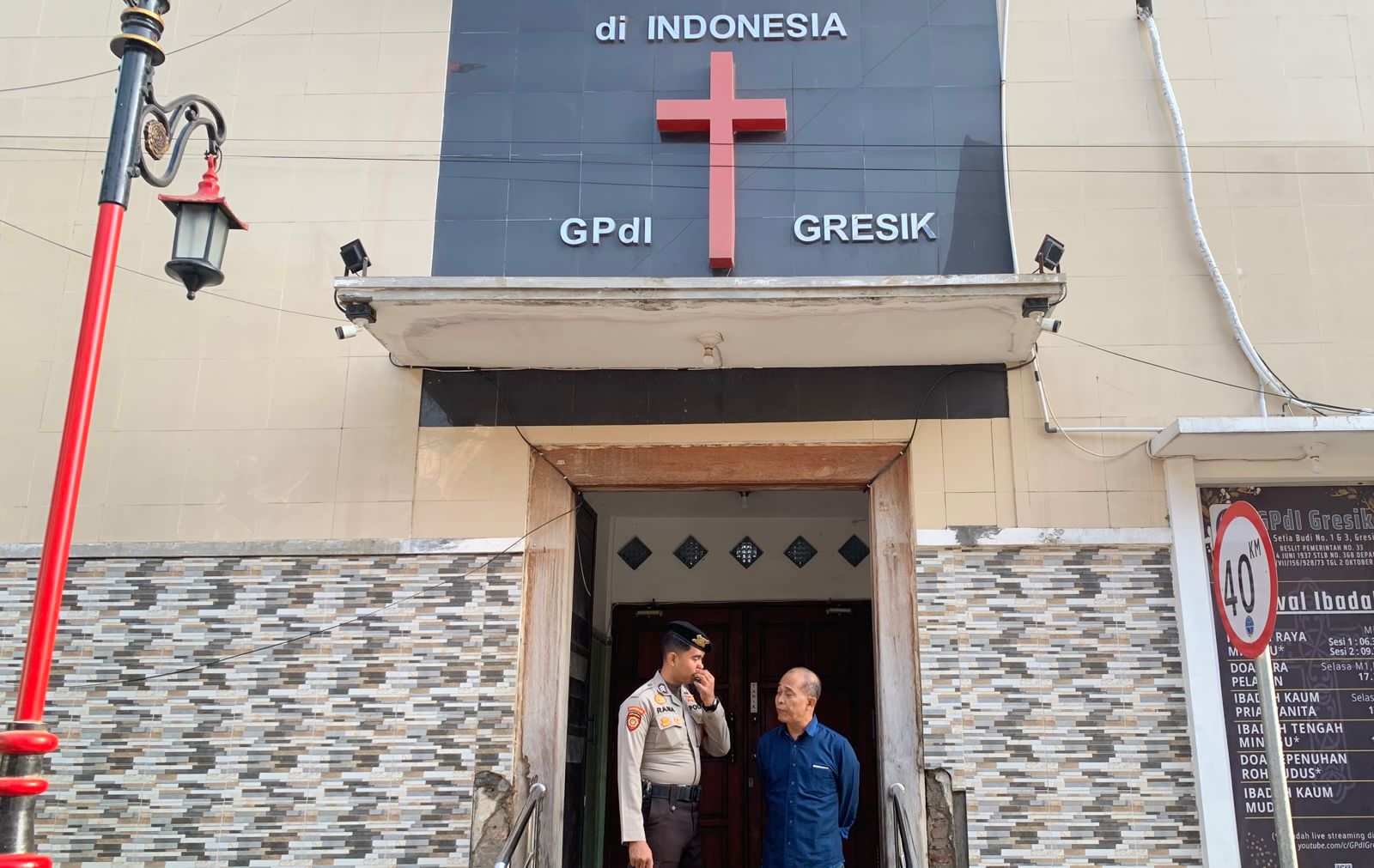 PENGAMANAN GEREJA: Anggota Sat Samapta Polres Gresik melaksanakan patroli dan pengamanan gereja di beberapa lokasi di Kabupaten Gresik.