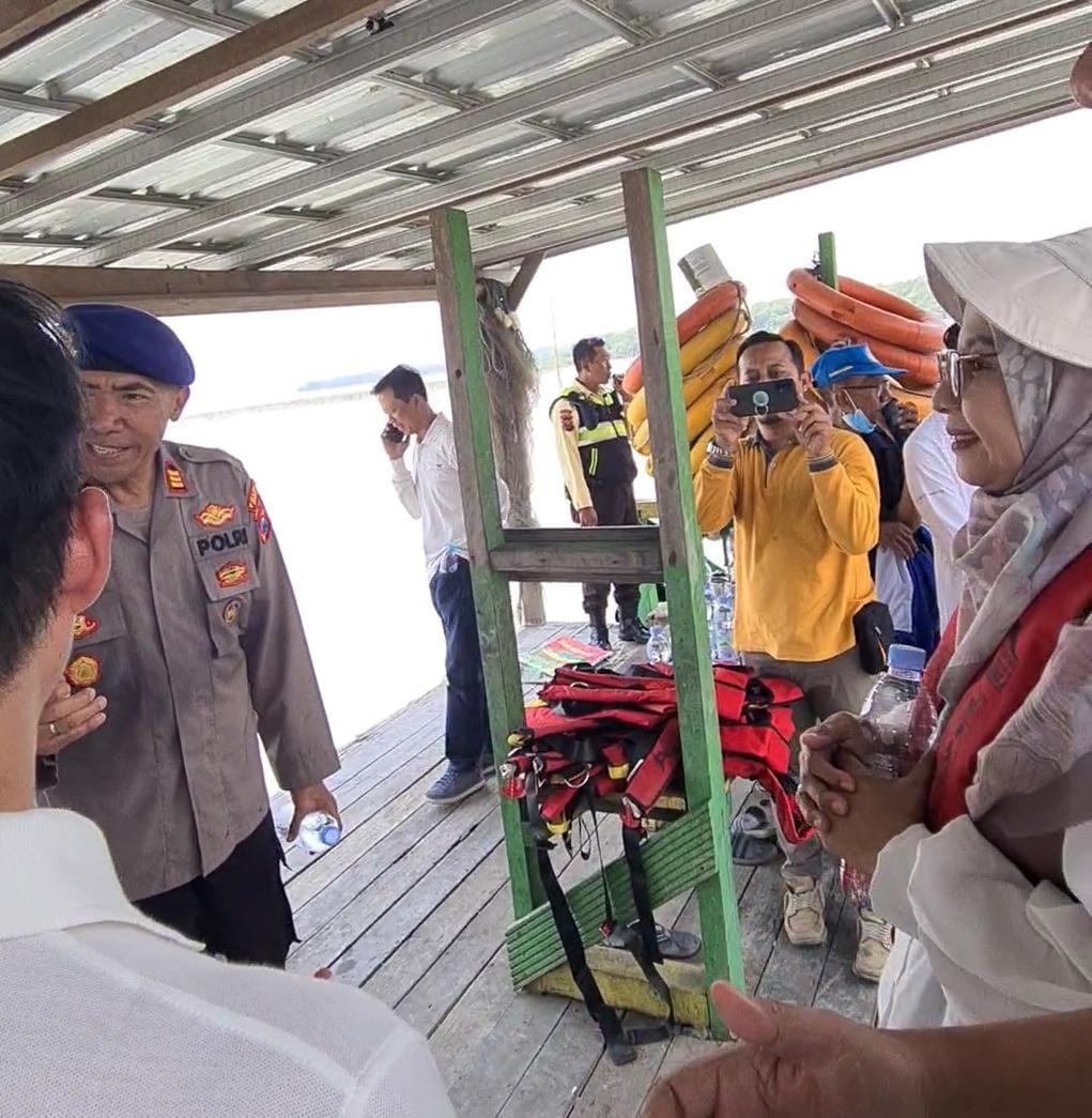 SAMPAIKAN KELUHAN: Kepala DLH Gresik, Sri Zubaidah menyampaikan keluhannya terkait maraknya praktik Oli Kencing kepada Kepala Satpolairud Polres Gresik, AKP Warsidi, kemarin.
